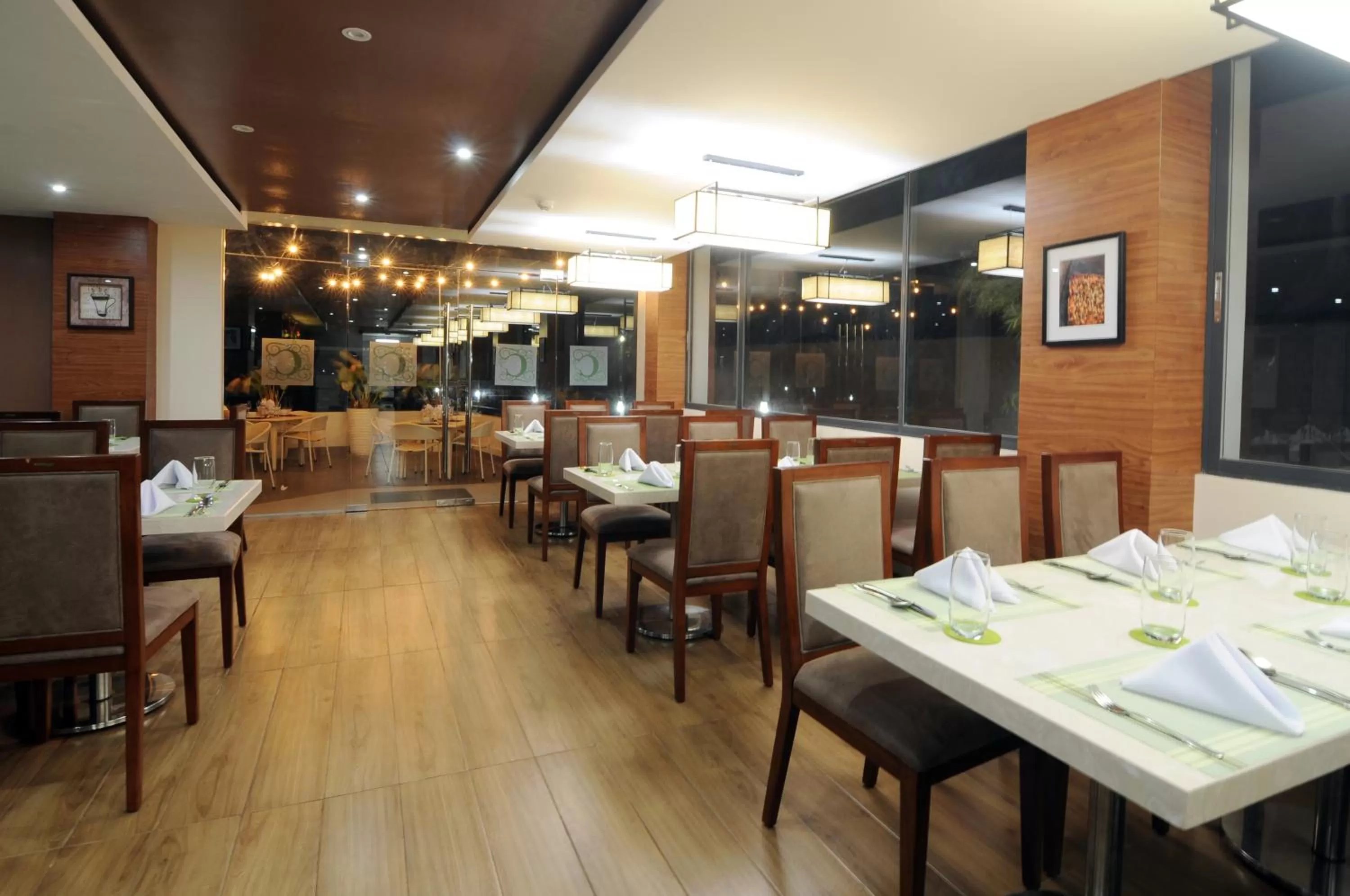 Restaurant/places to eat in 717 Cesar Place Hotel