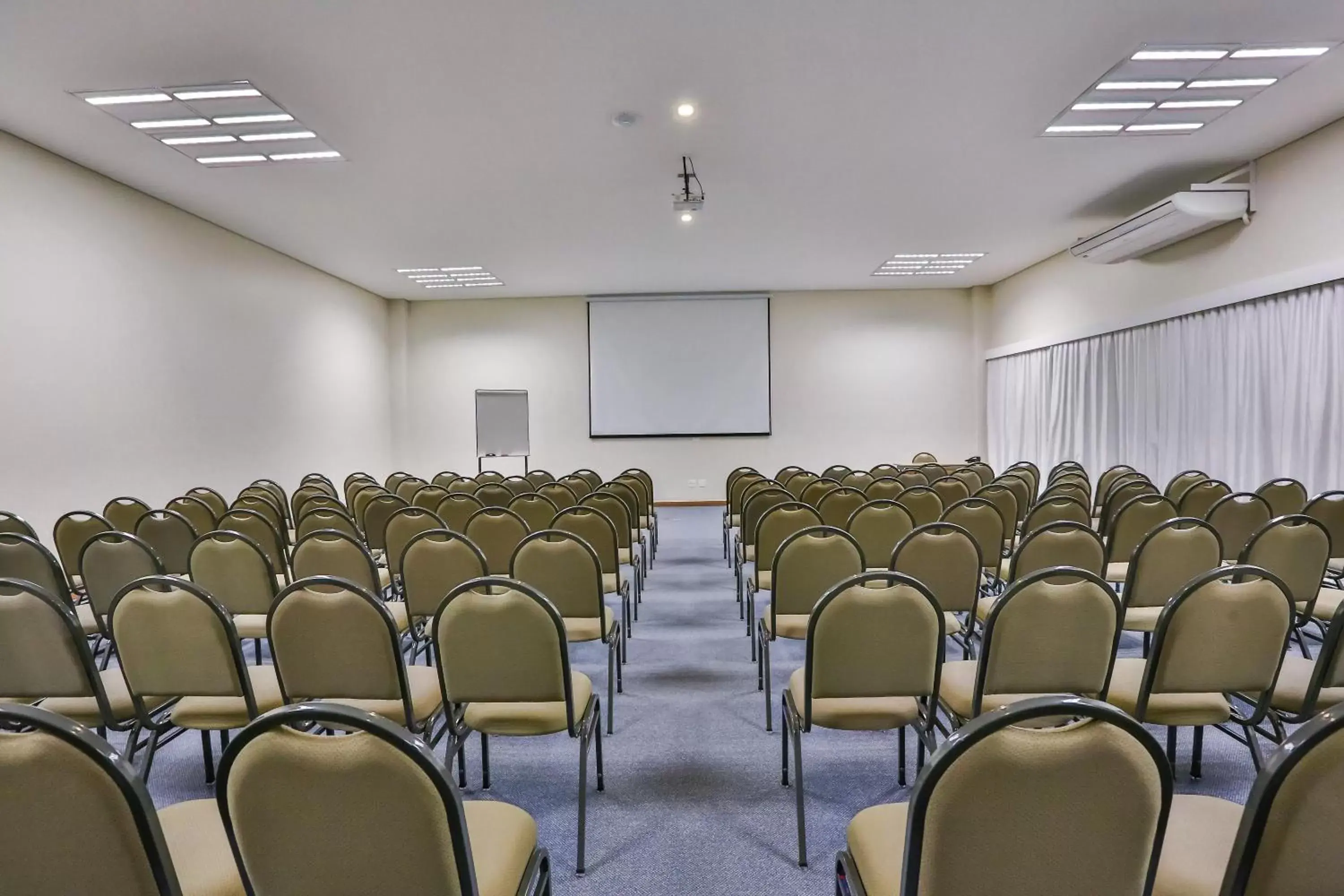 Meeting/conference room in Comfort Mogi Guaçu