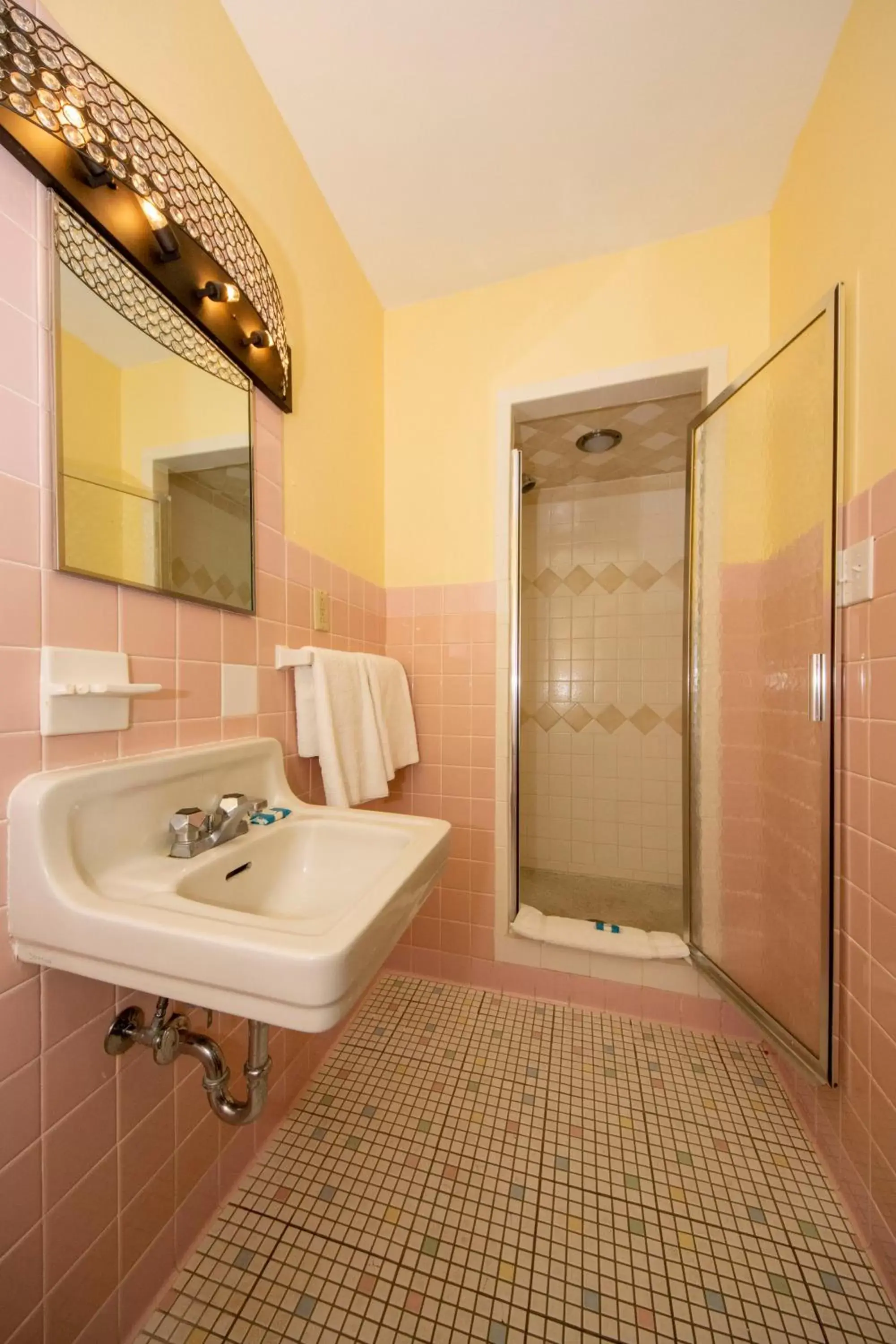 Bathroom in Simmons Motel and Suites