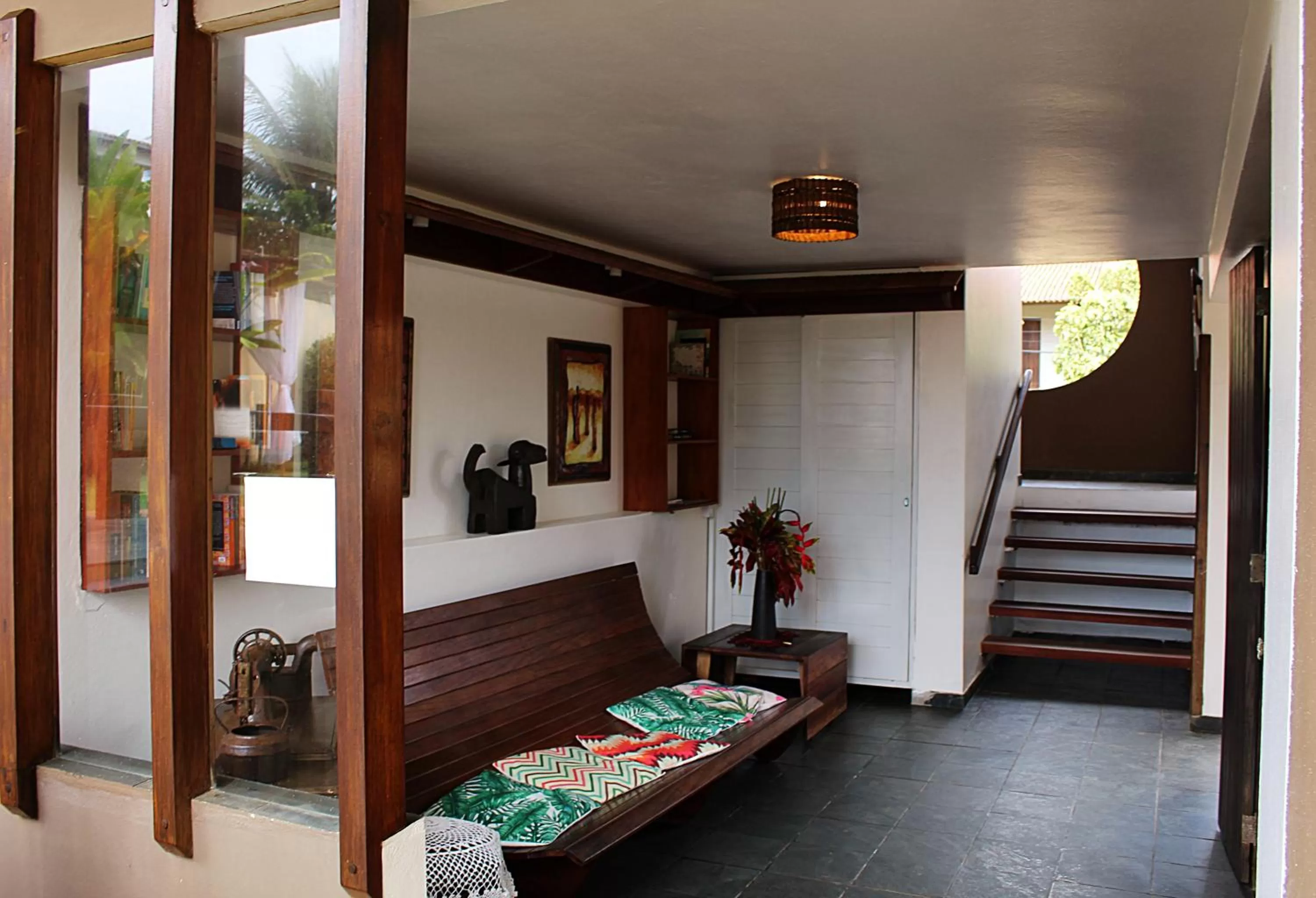 Library in Pousada dos Hibiscus