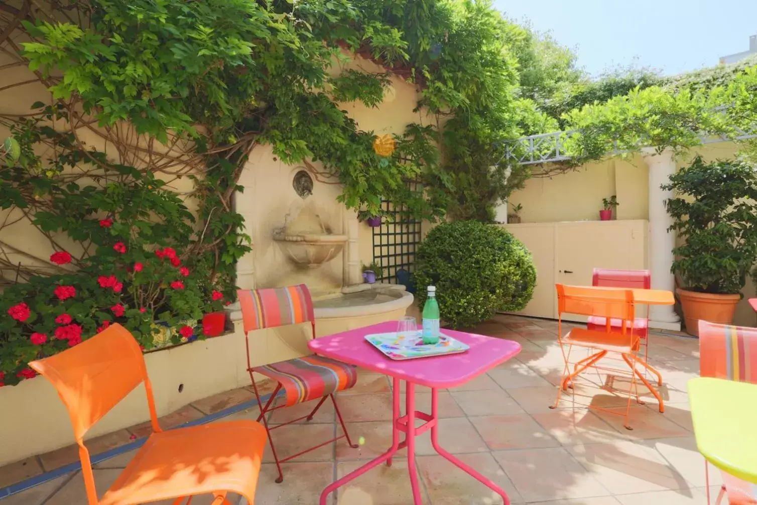 Patio in Hôtel de la Fontaine