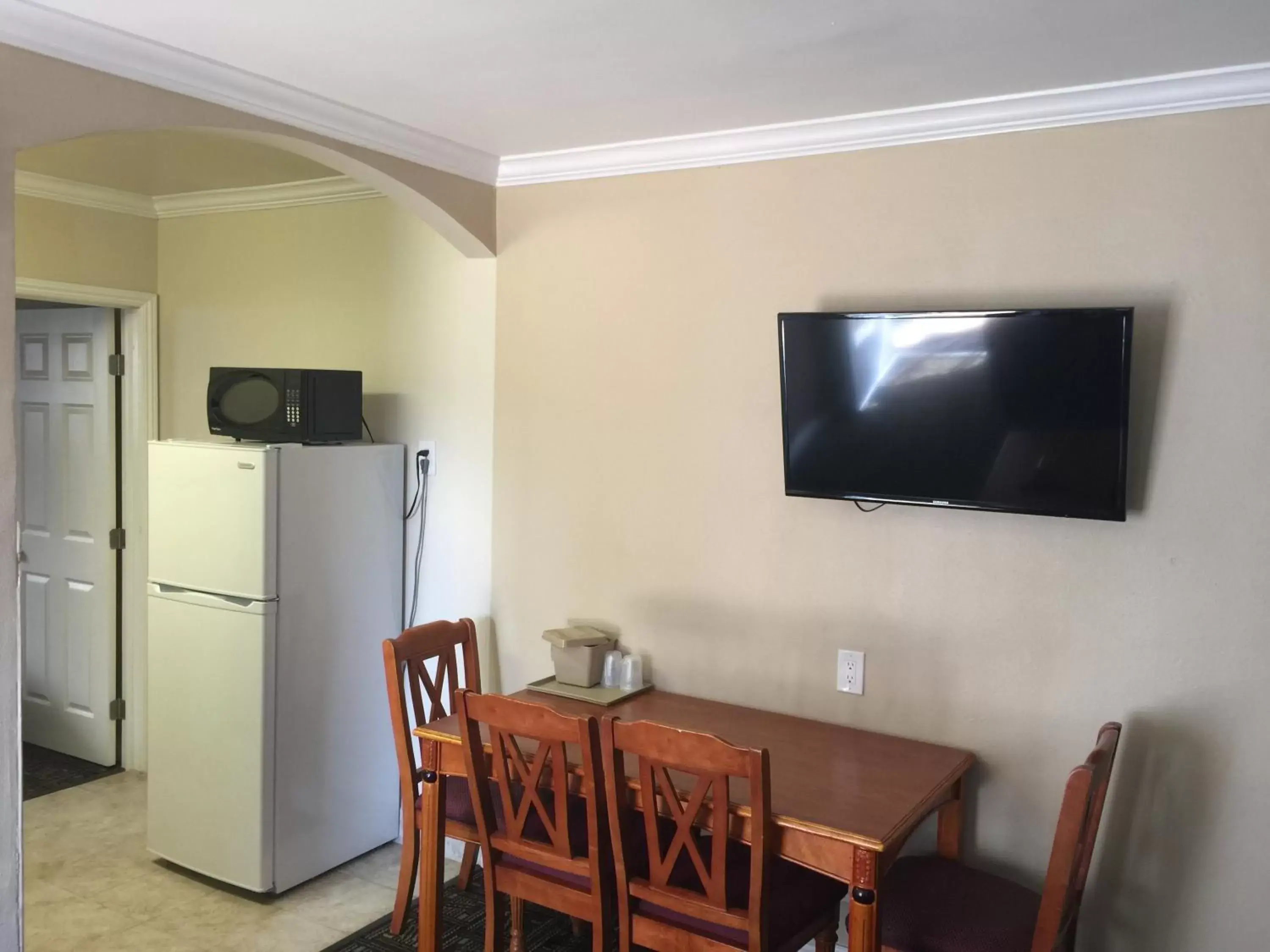 Photo of the whole room, TV/Entertainment Center in Seaside Motel