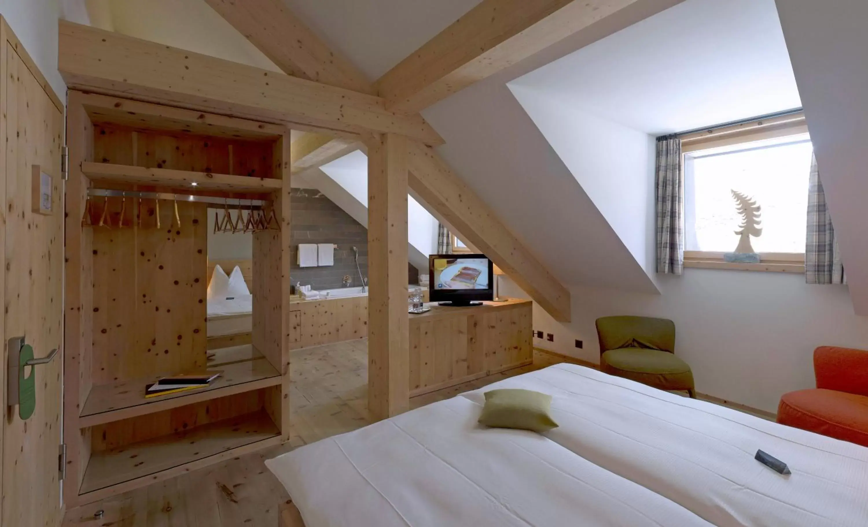 Photo of the whole room, Bed in Romantik Hotel Muottas Muragl