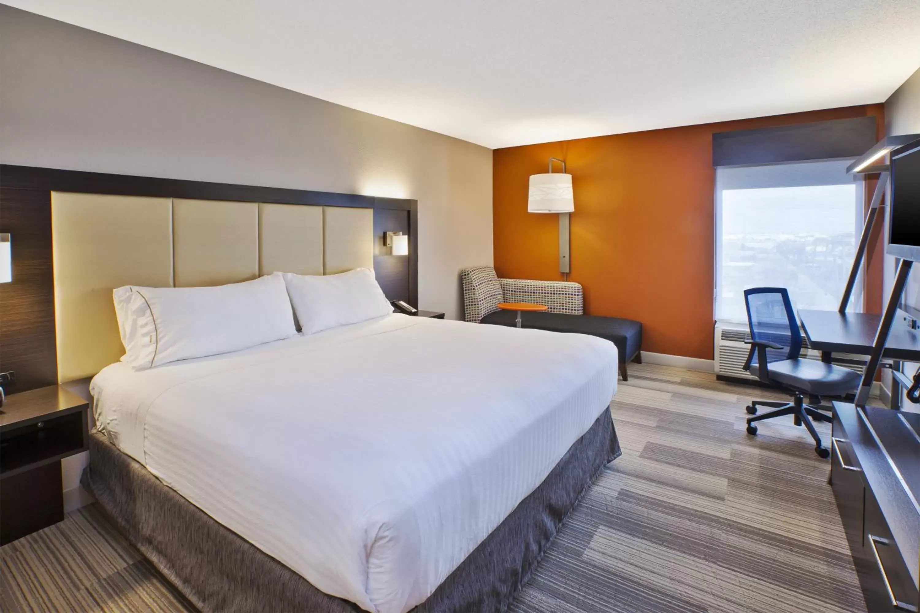 Photo of the whole room, Bed in Holiday Inn Express & Suites Chicago-Midway Airport, an IHG Hotel