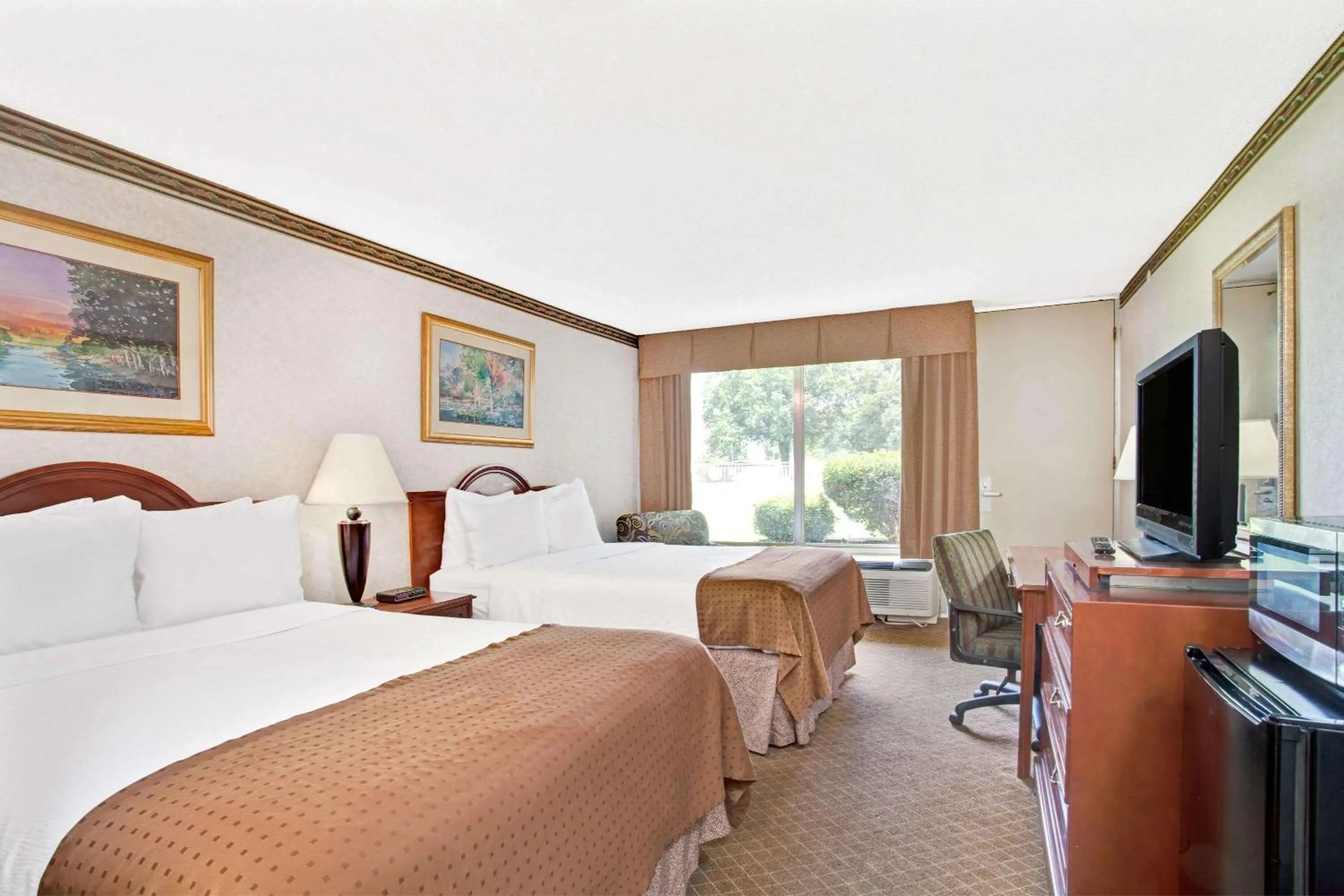 Photo of the whole room, Bed in Days Inn by Wyndham Forrest City