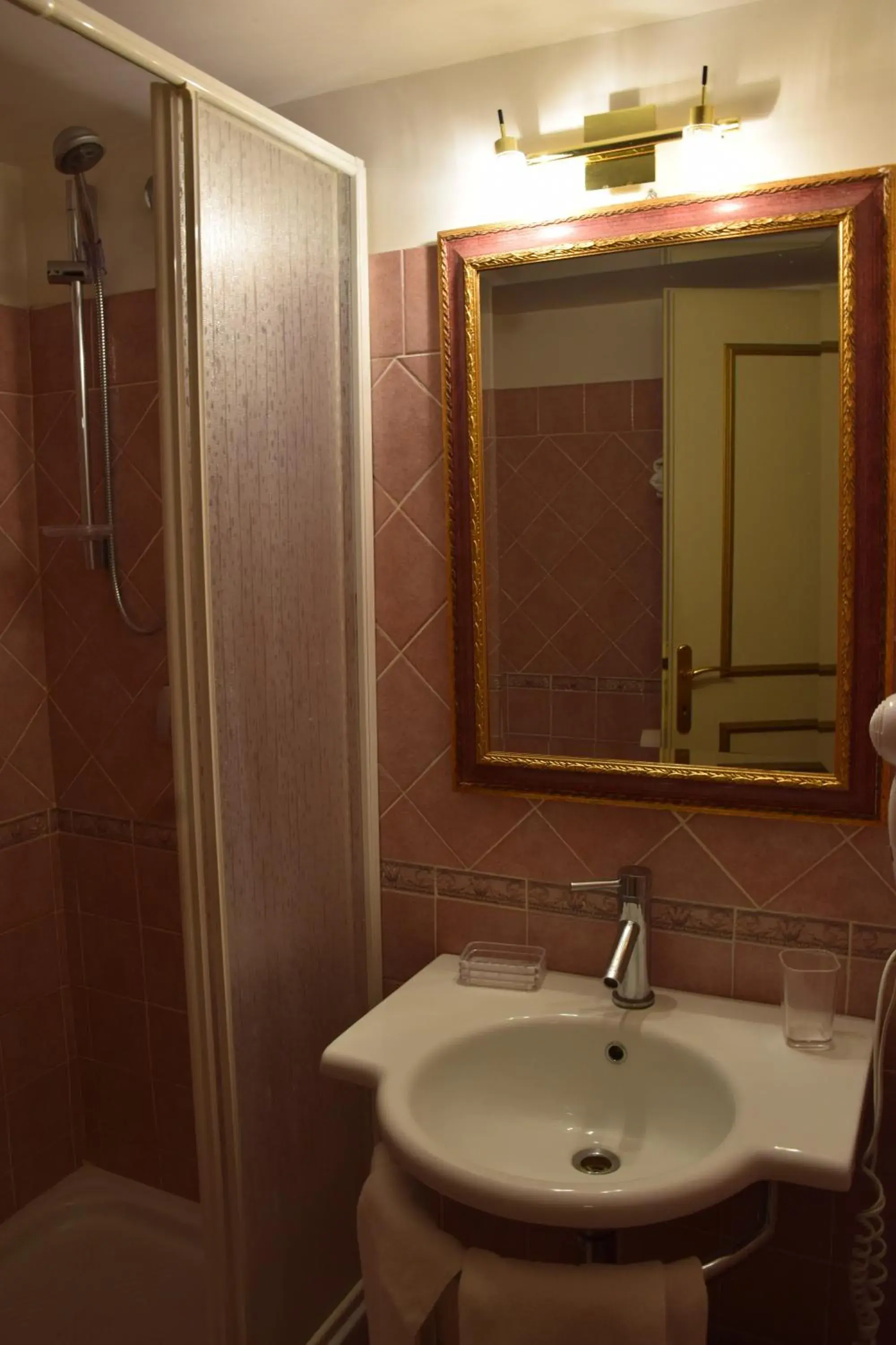 Shower, Bathroom in Mancini Park Hotel