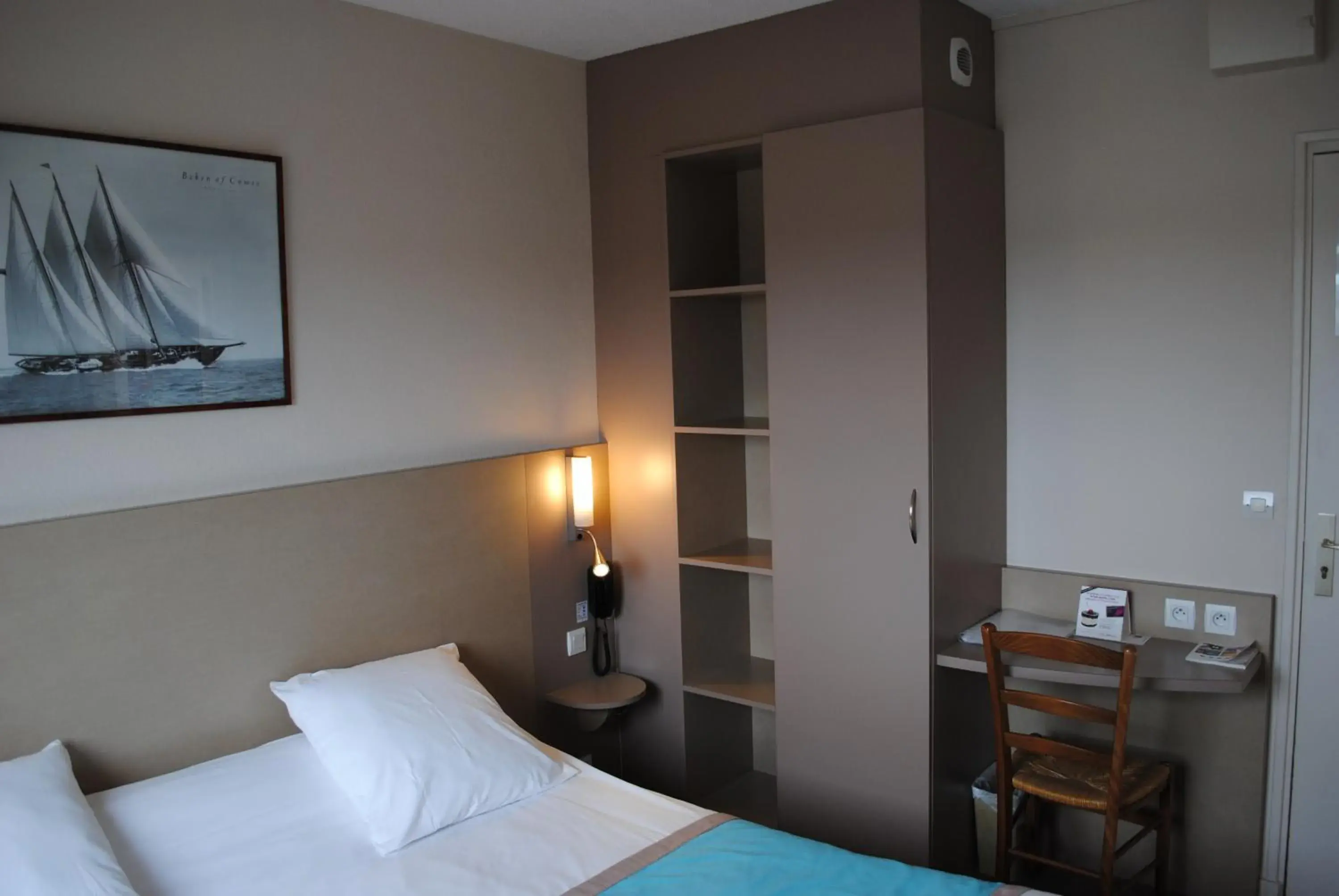 Photo of the whole room, Bed in Hotel Le Goelo - Port de Paimpol