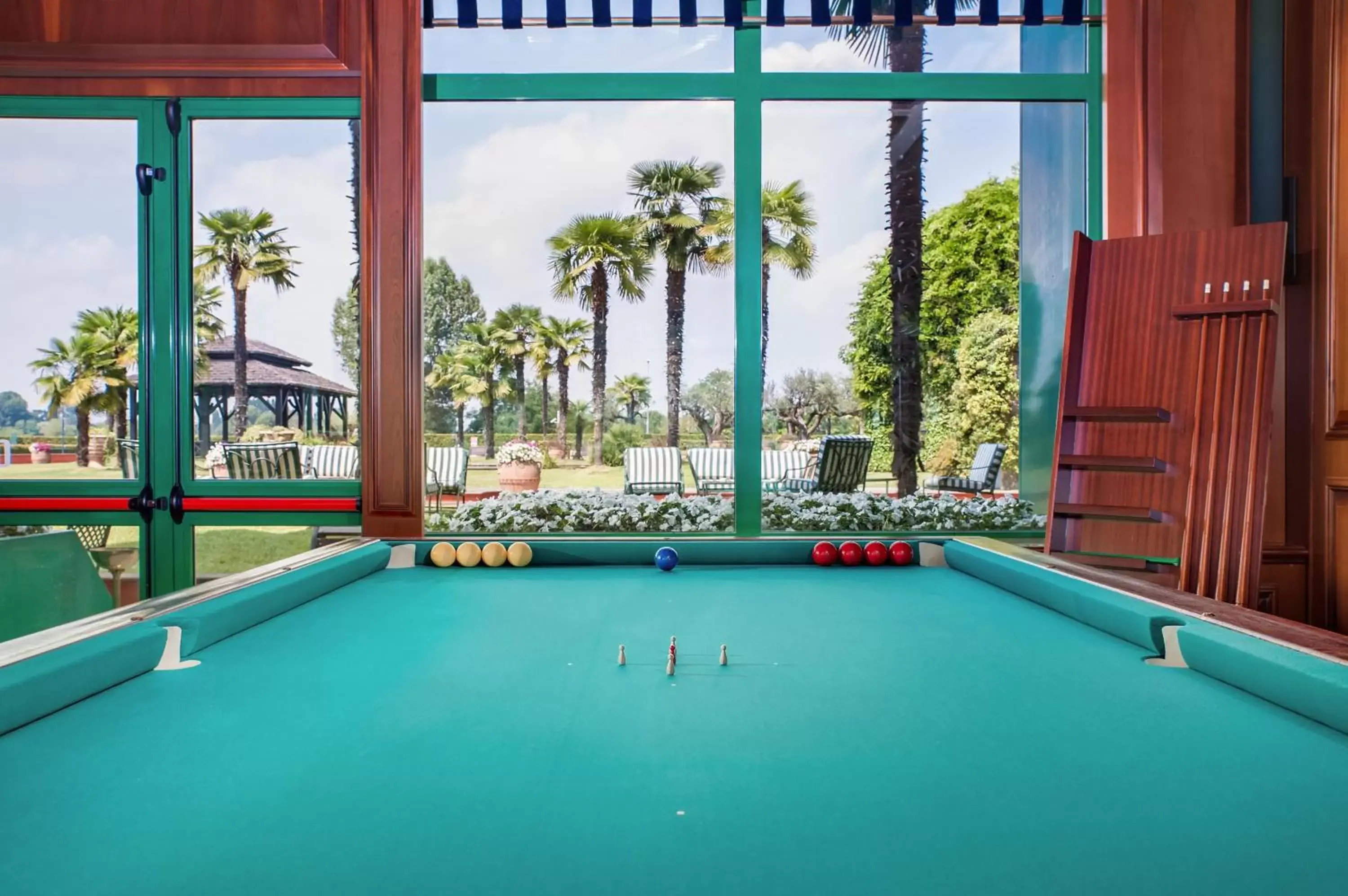 Lounge or bar, Billiards in Royal Garden