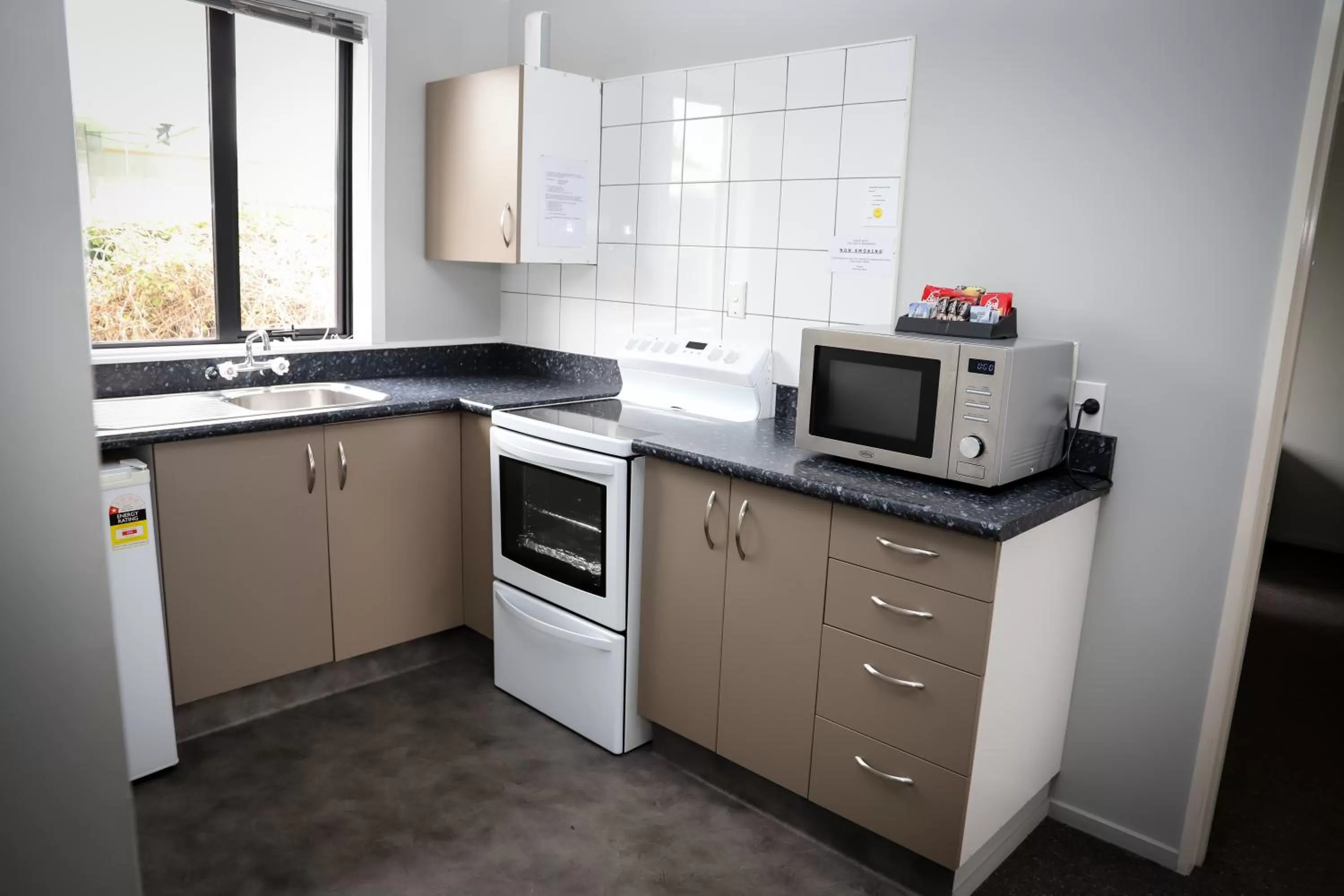 Kitchen or kitchenette in Coronation Park Motels