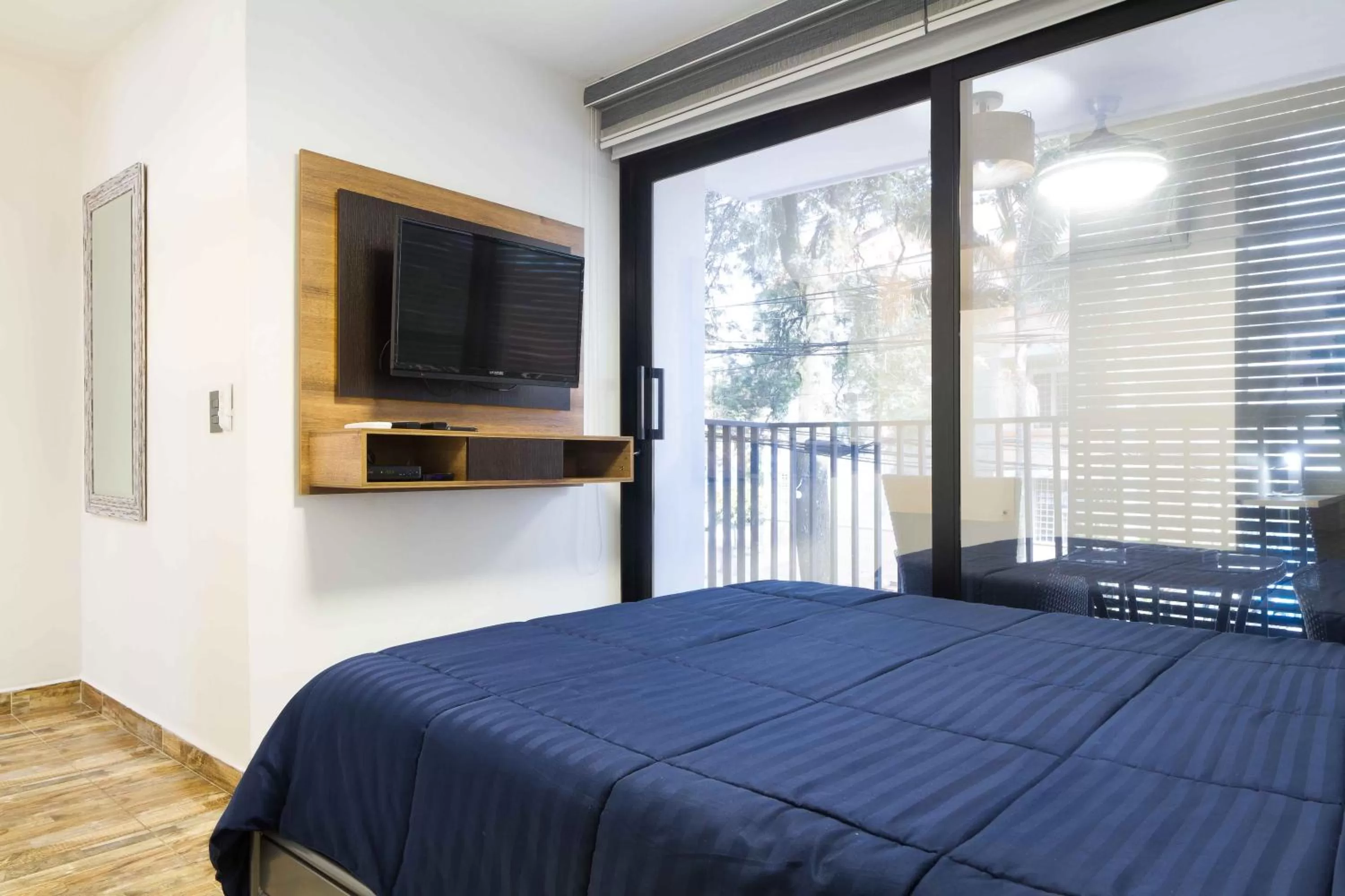 Communal lounge/ TV room, Bed in Miracle