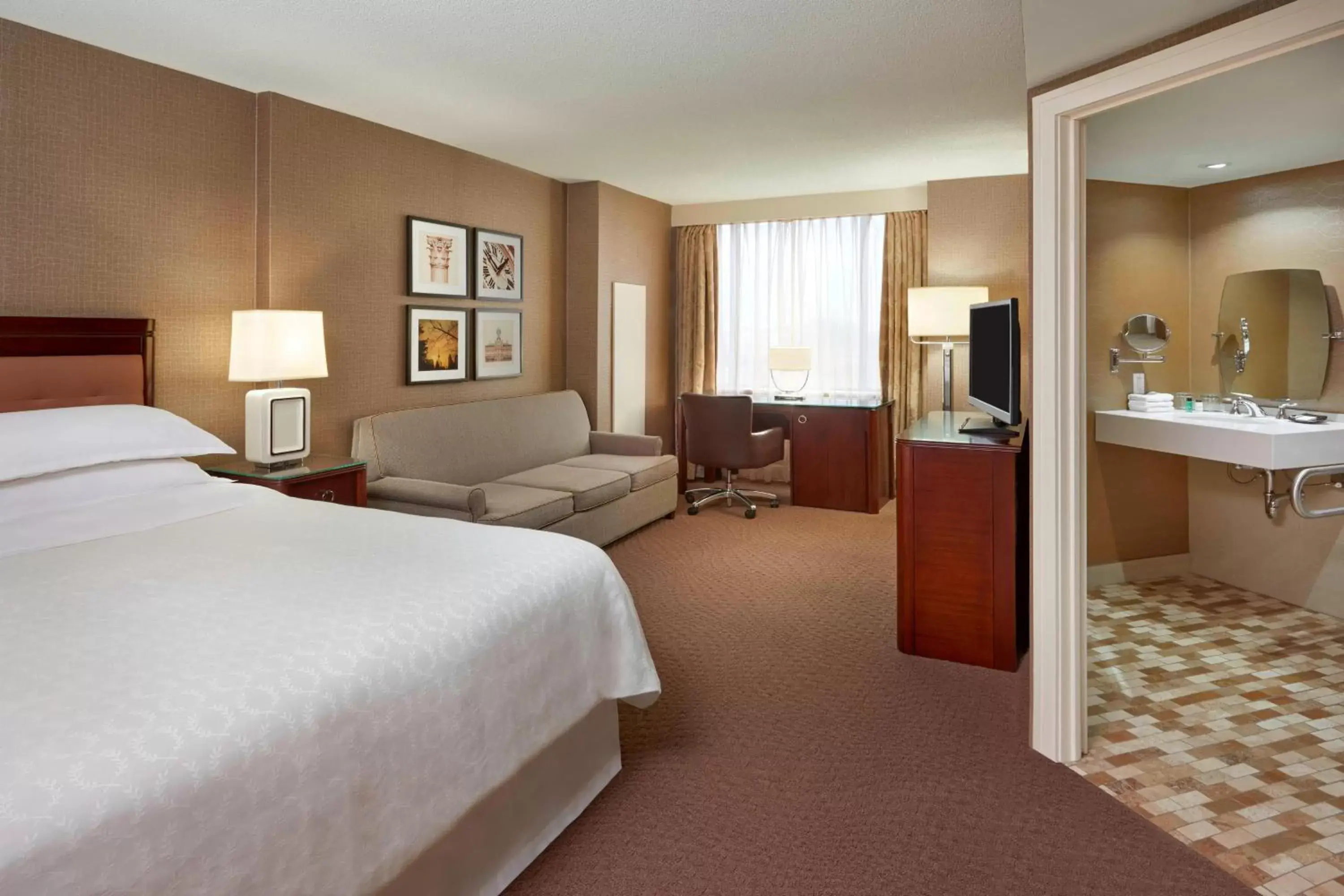 Photo of the whole room, Bed in Sheraton Parkway Toronto North Hotel & Suites