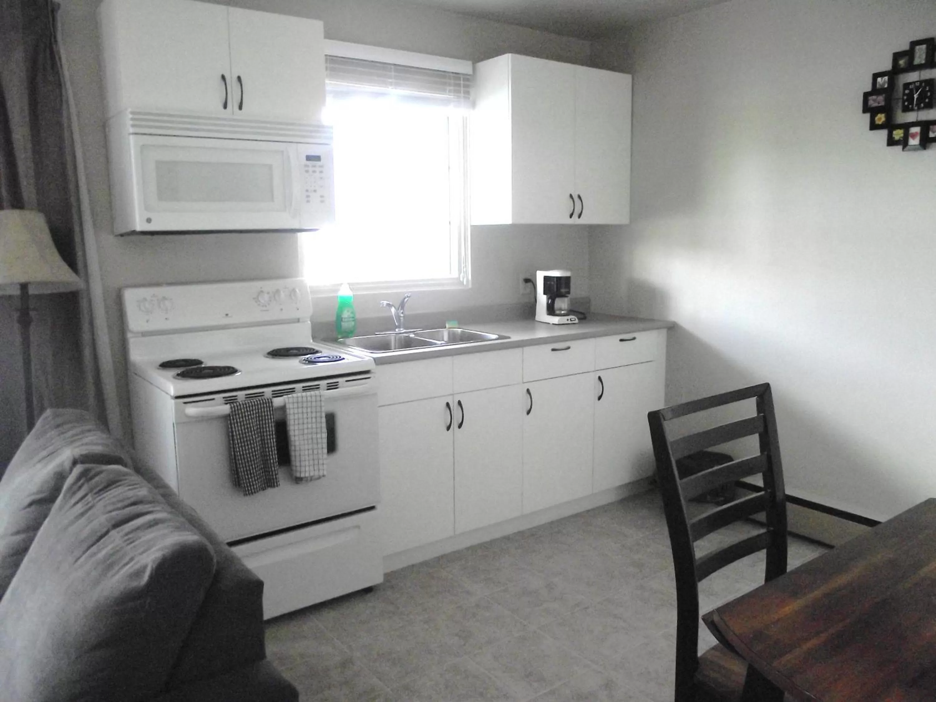 Kitchen or kitchenette in Stratford Motel