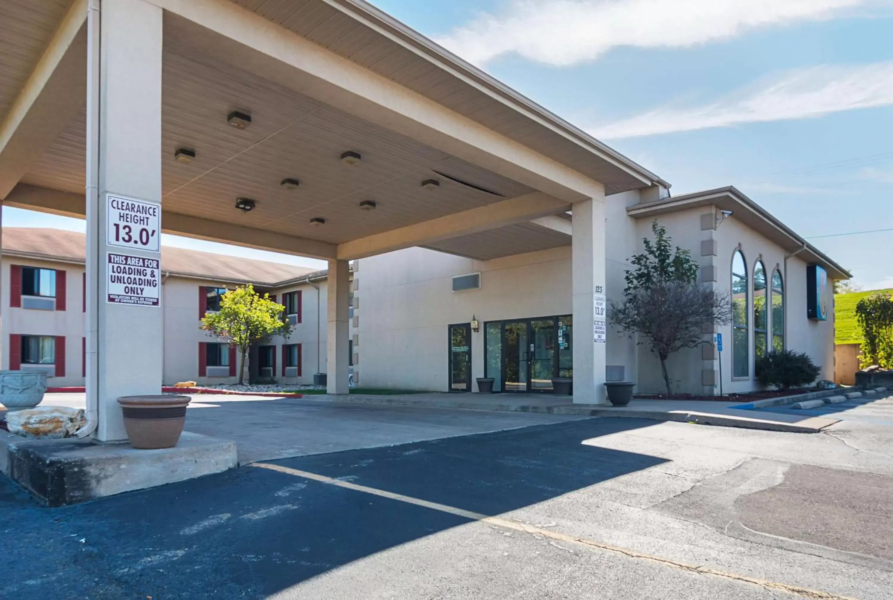 Property building in Motel 6-Hannibal, MO Property building in Motel 6-Hannibal, MO