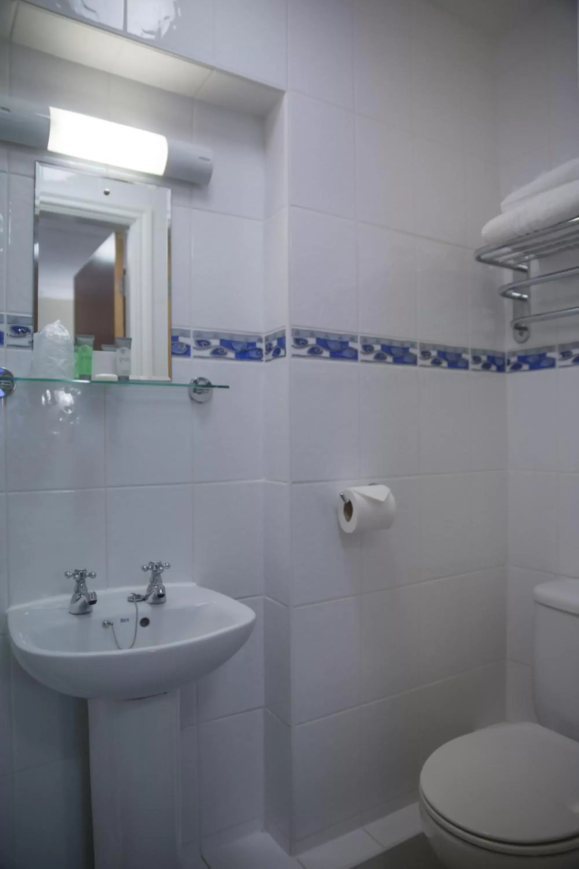 Shower, Bathroom in Wycliffe Hotel