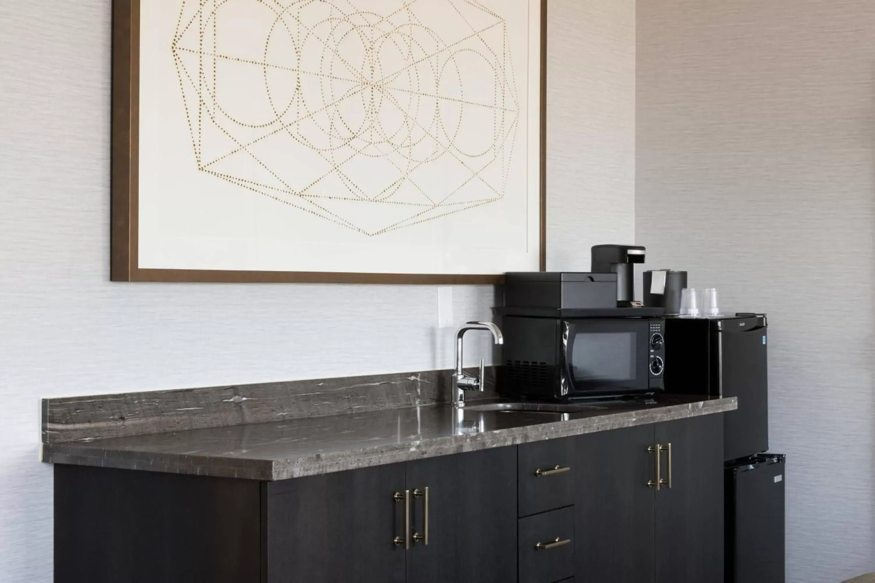 Photo of the whole room, Kitchen/Kitchenette in Richmond Marriott