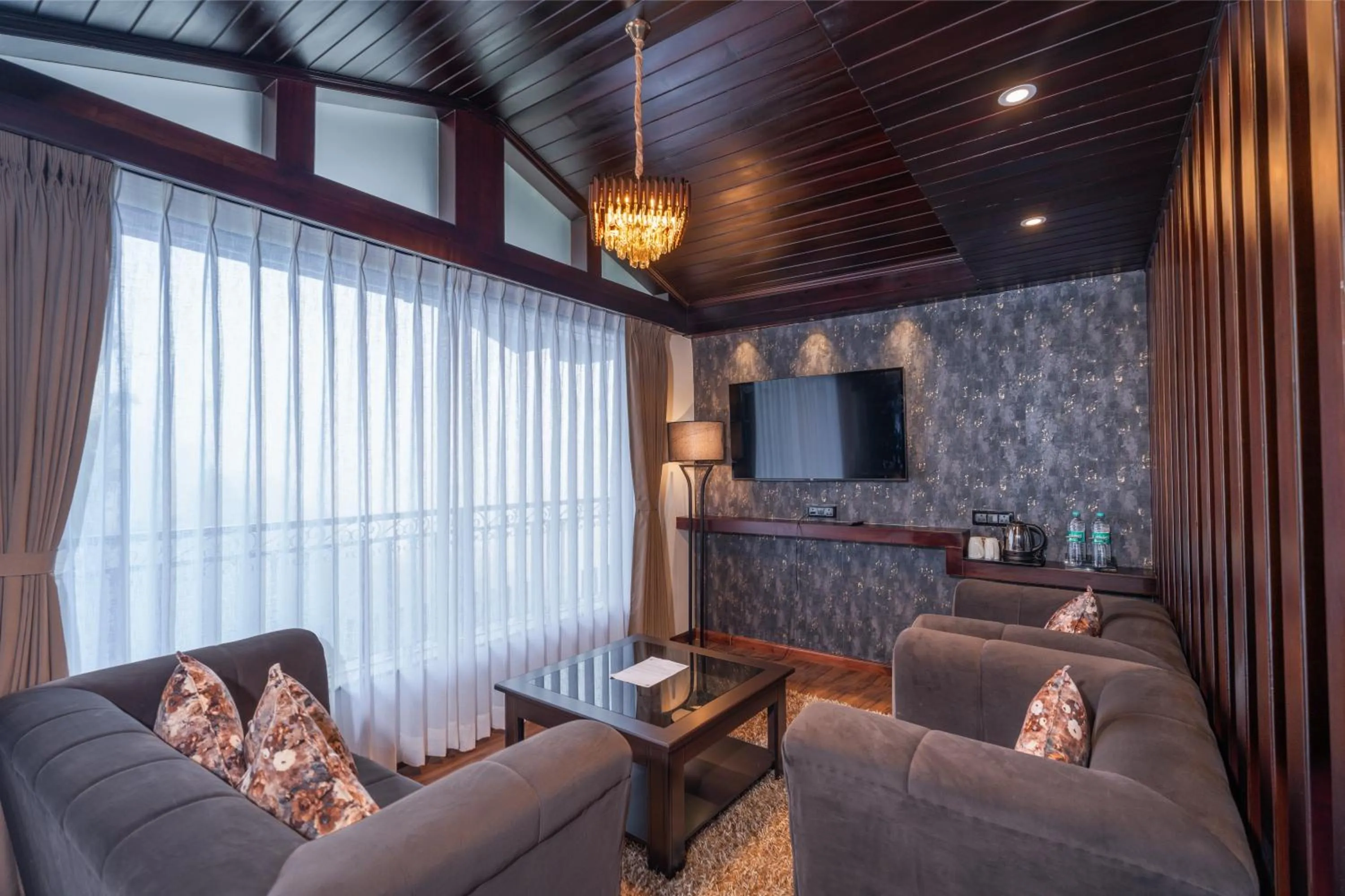 TV and multimedia in The West Gate Posada By Summit