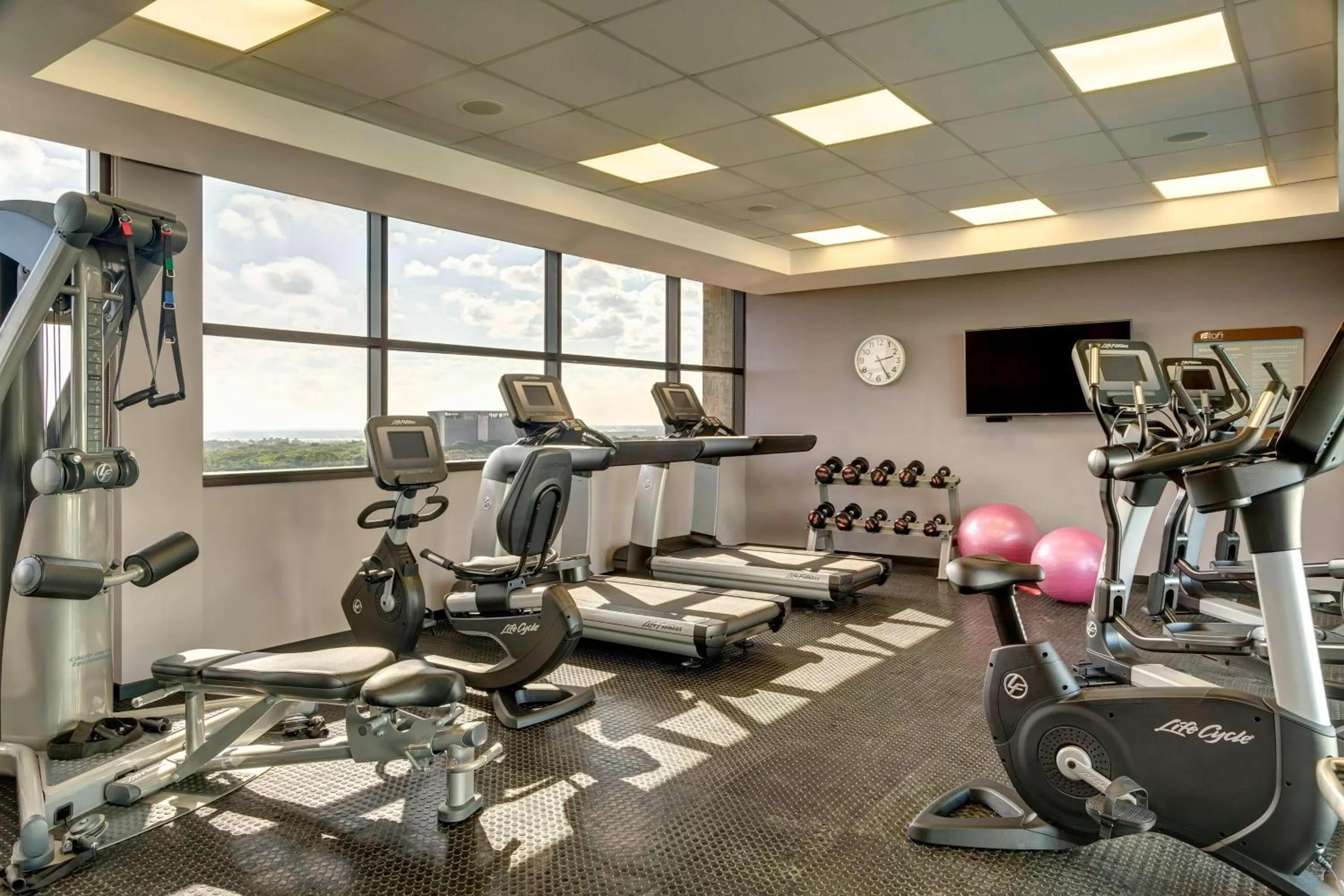 Fitness centre/facilities in Aloft Asuncion