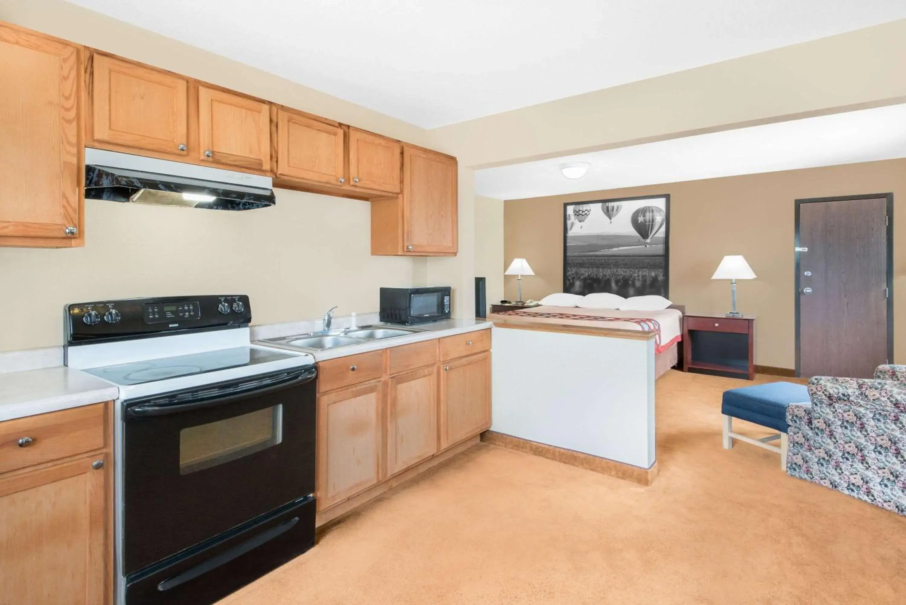 Photo of the whole room, Kitchen/Kitchenette in Super 8 by Wyndham Marshalltown