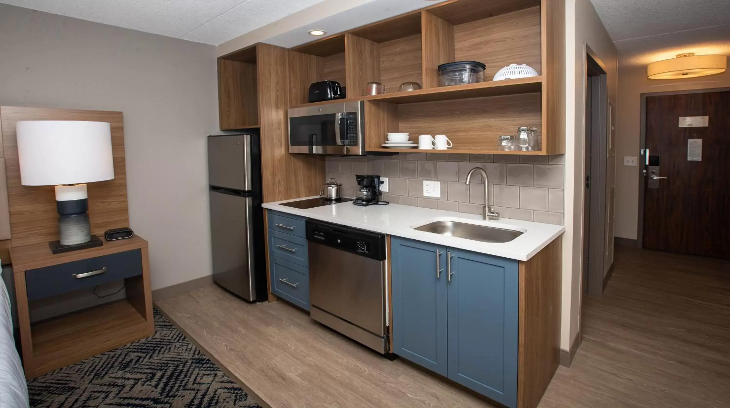 Bedroom, Kitchen/Kitchenette in Candlewood Suites - Cleveland South - Independence, an IHG Hotel