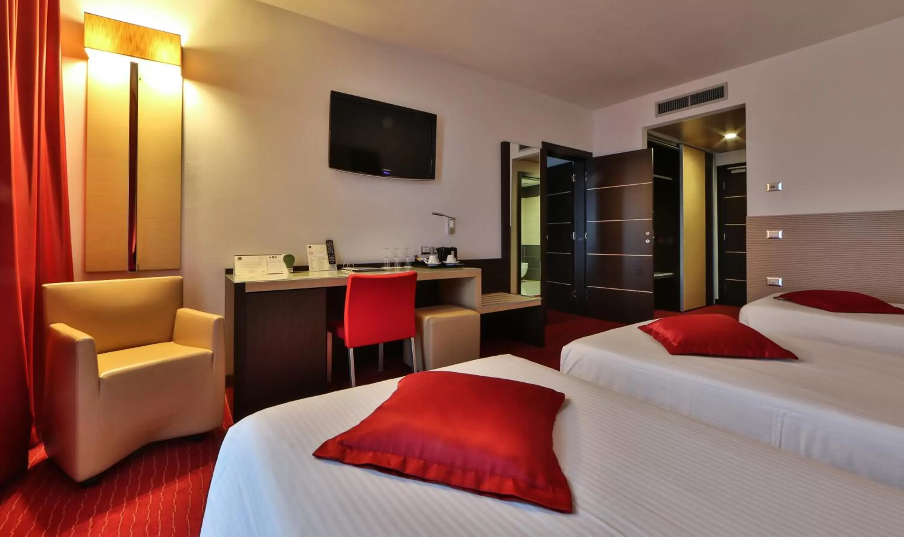 Coffee/tea facilities, Bed in Best Western Plus Hotel Galileo Padova