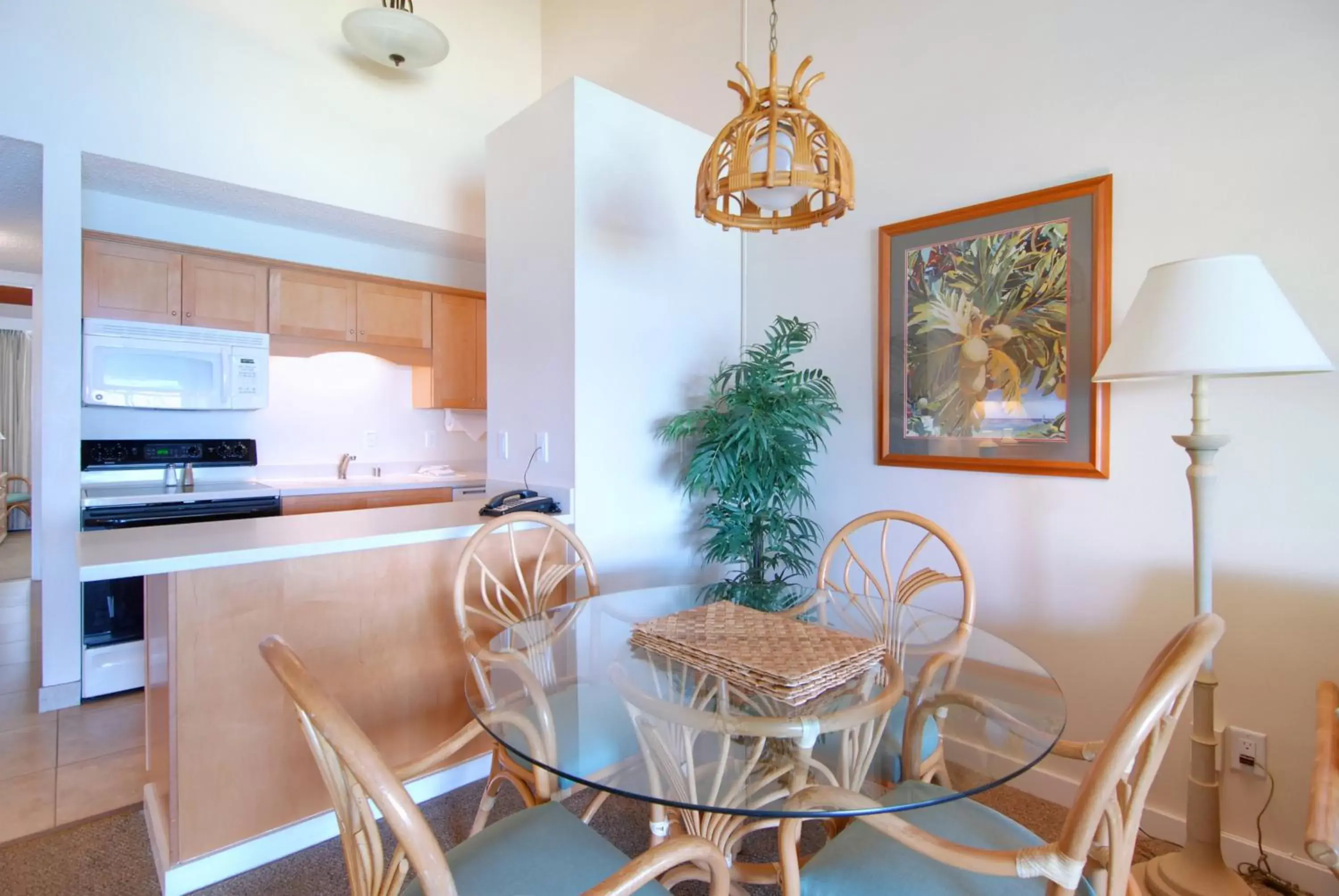 Kitchen or kitchenette, Dining Area in Napili Sunset Beach Front Resort