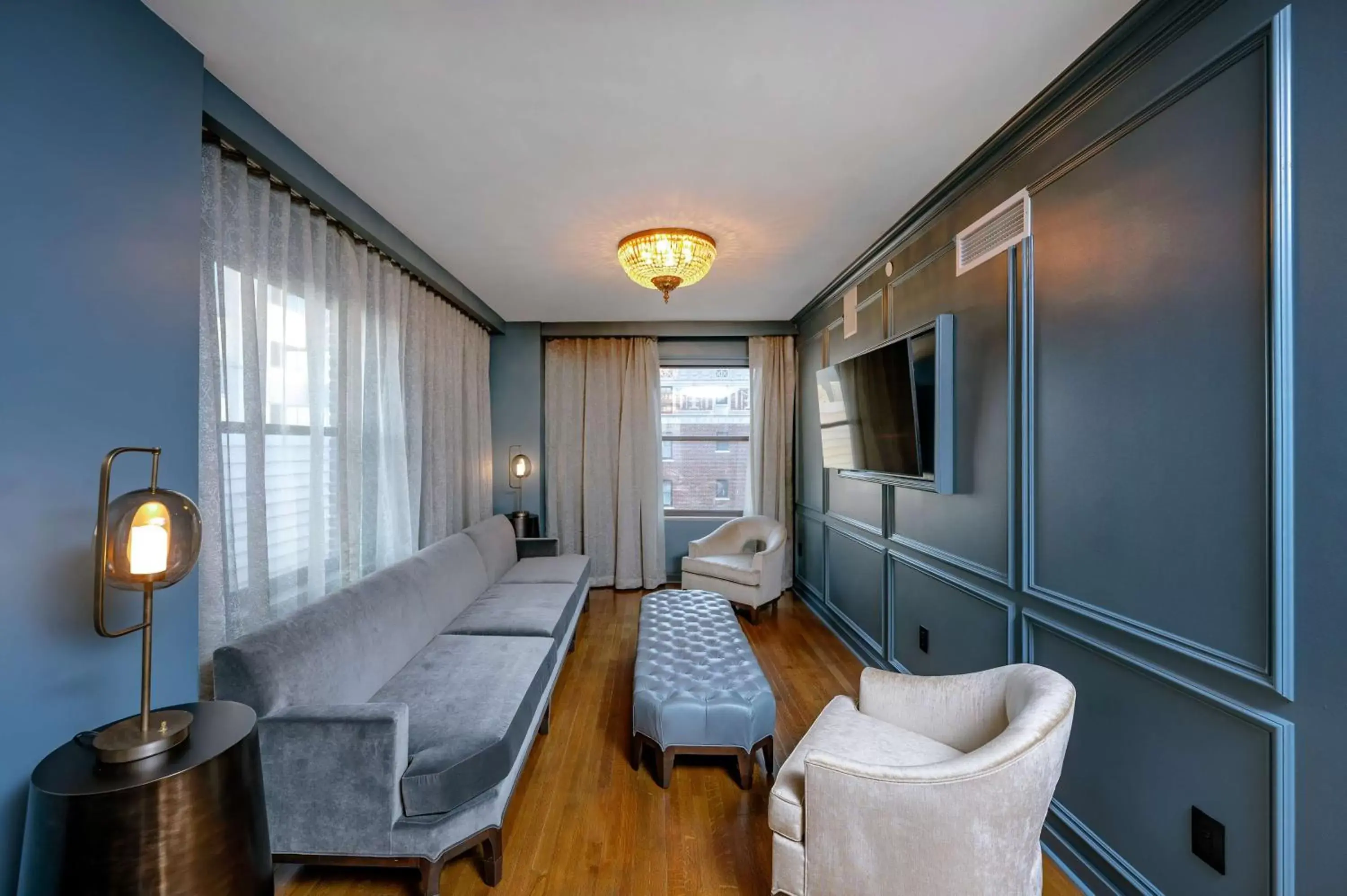 Living room, Seating Area in Hotel Fort Des Moines, Curio Collection By Hilton