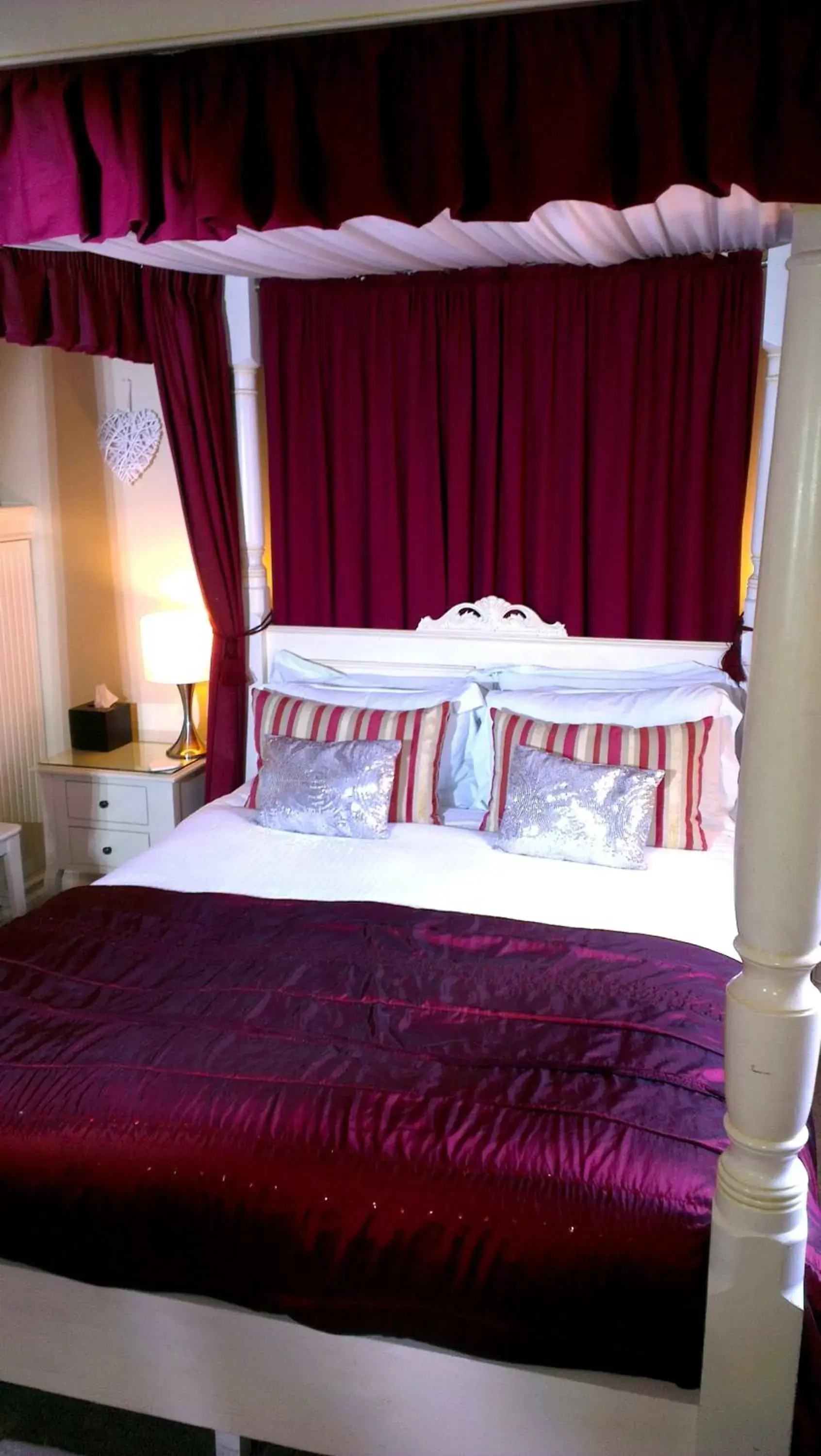 Bed in The Bath House Boutique B&B - IN-ROOM Breakfast - FREE parking