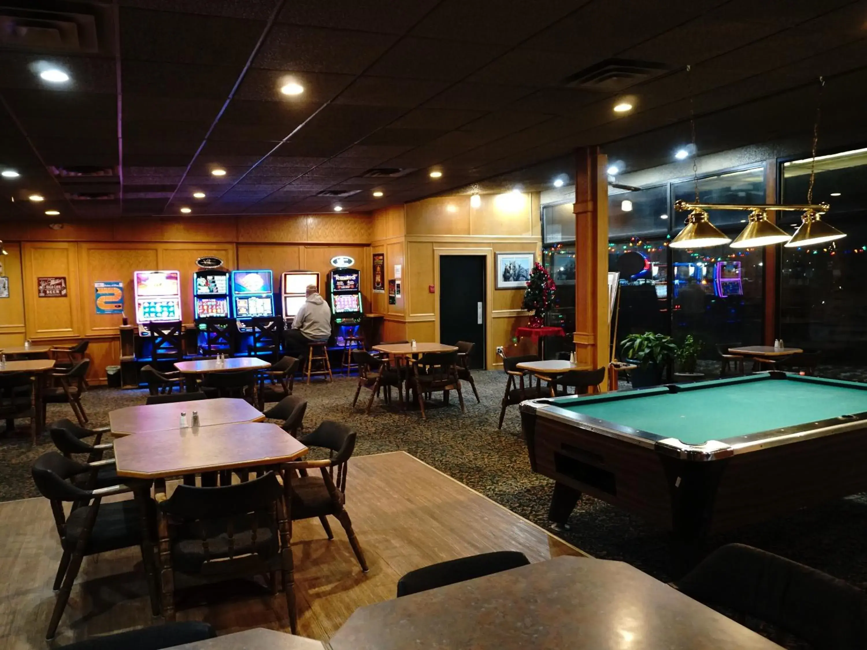 Lounge or bar, Billiards in The Ritz Cafe and Motor Inn