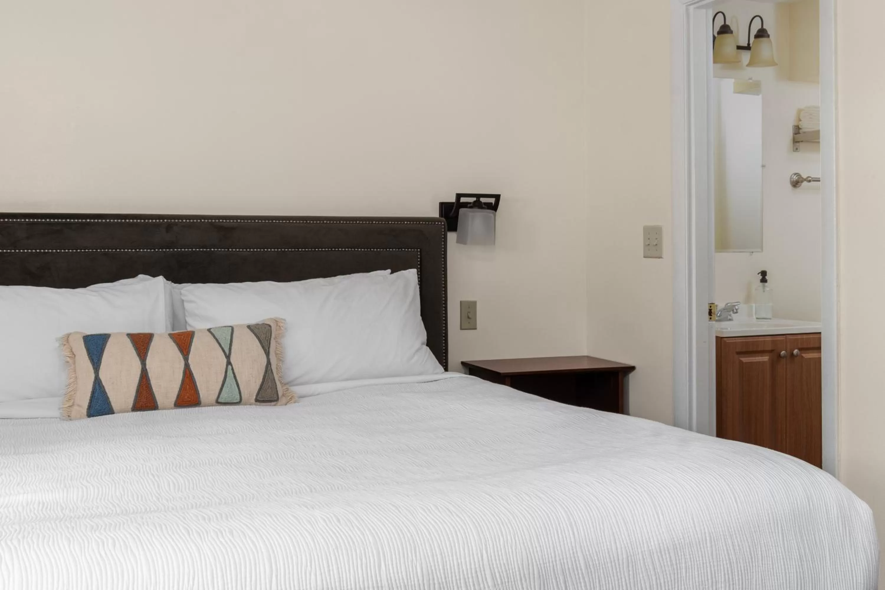 Bedroom, Bed in The Beverly