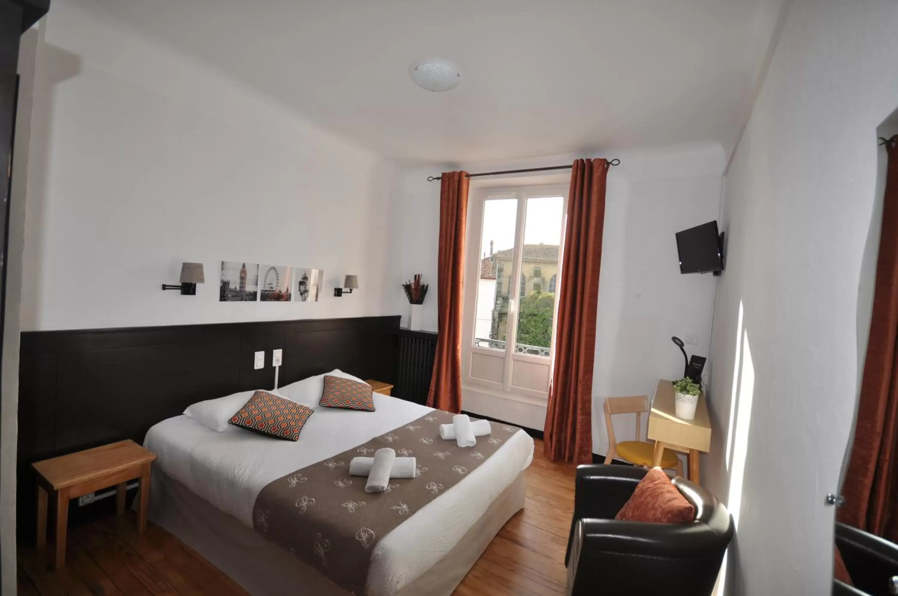 Photo of the whole room, Bed in Hotel Cote Basque Photo of the whole room, Bed in Hotel Cote Basque