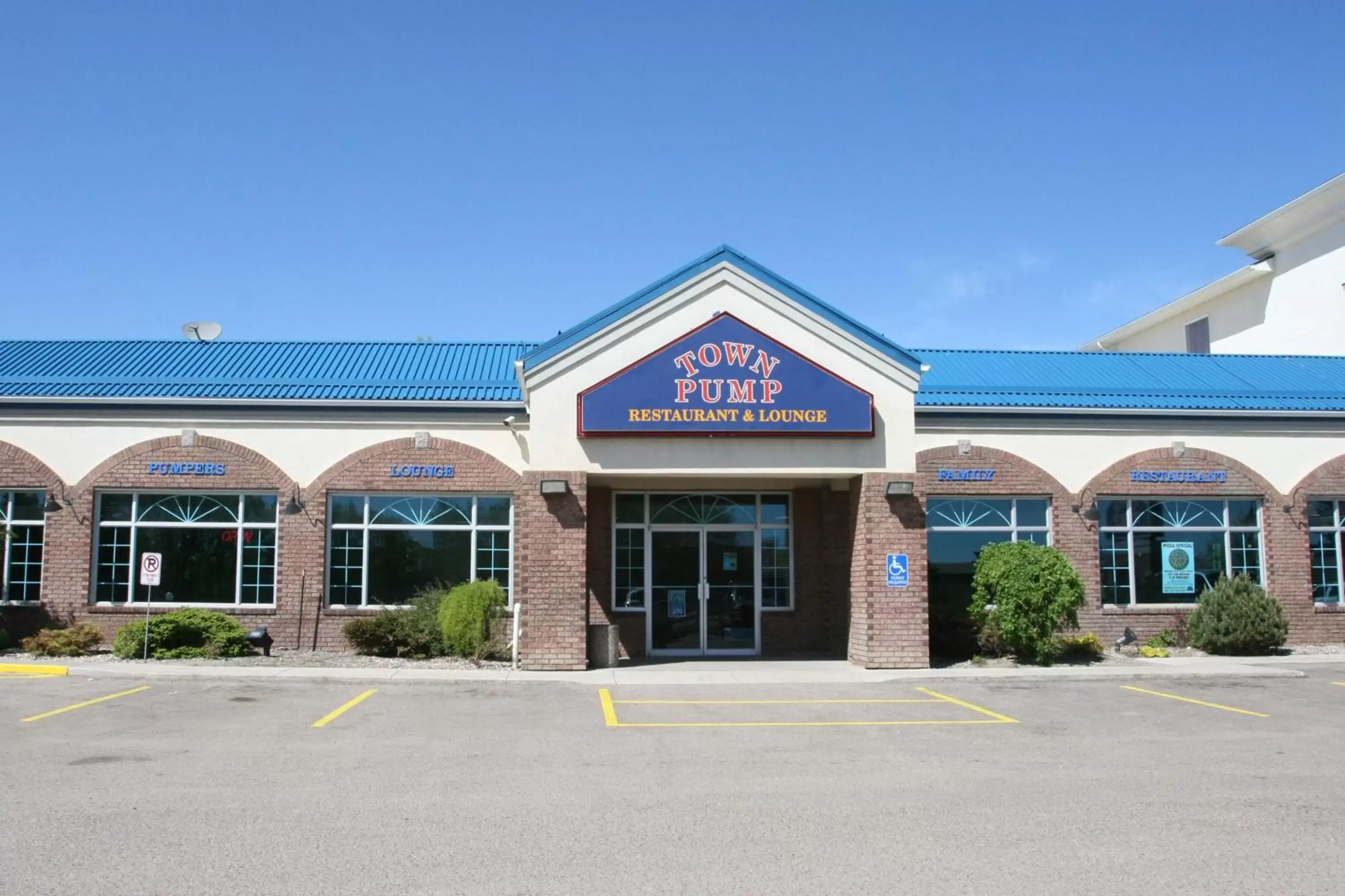 Lounge or bar, Property Building in Canalta Stettler