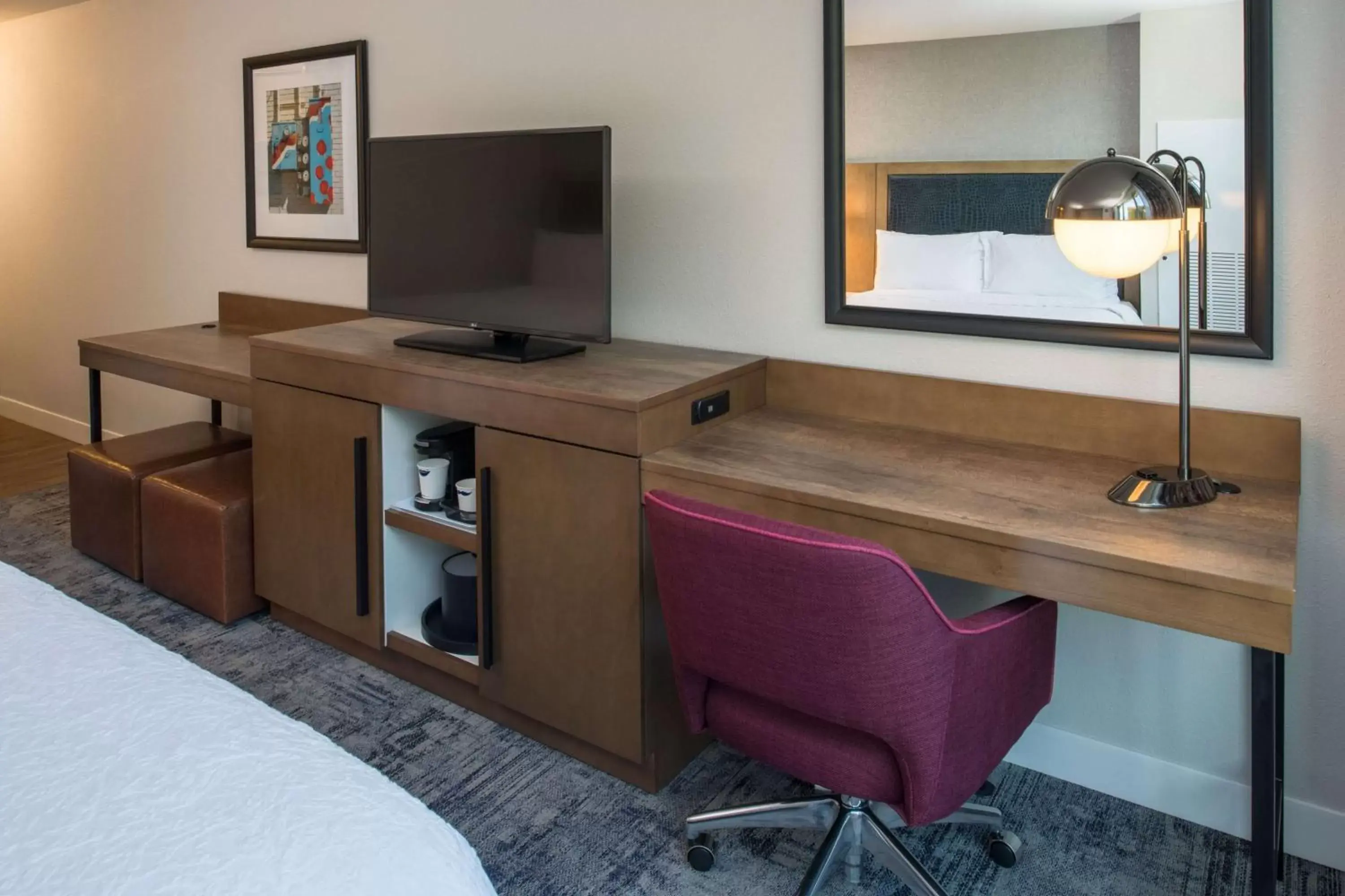 Bedroom, TV/Entertainment Center in Hampton Inn And Suites By Hilton Portland-Pearl District