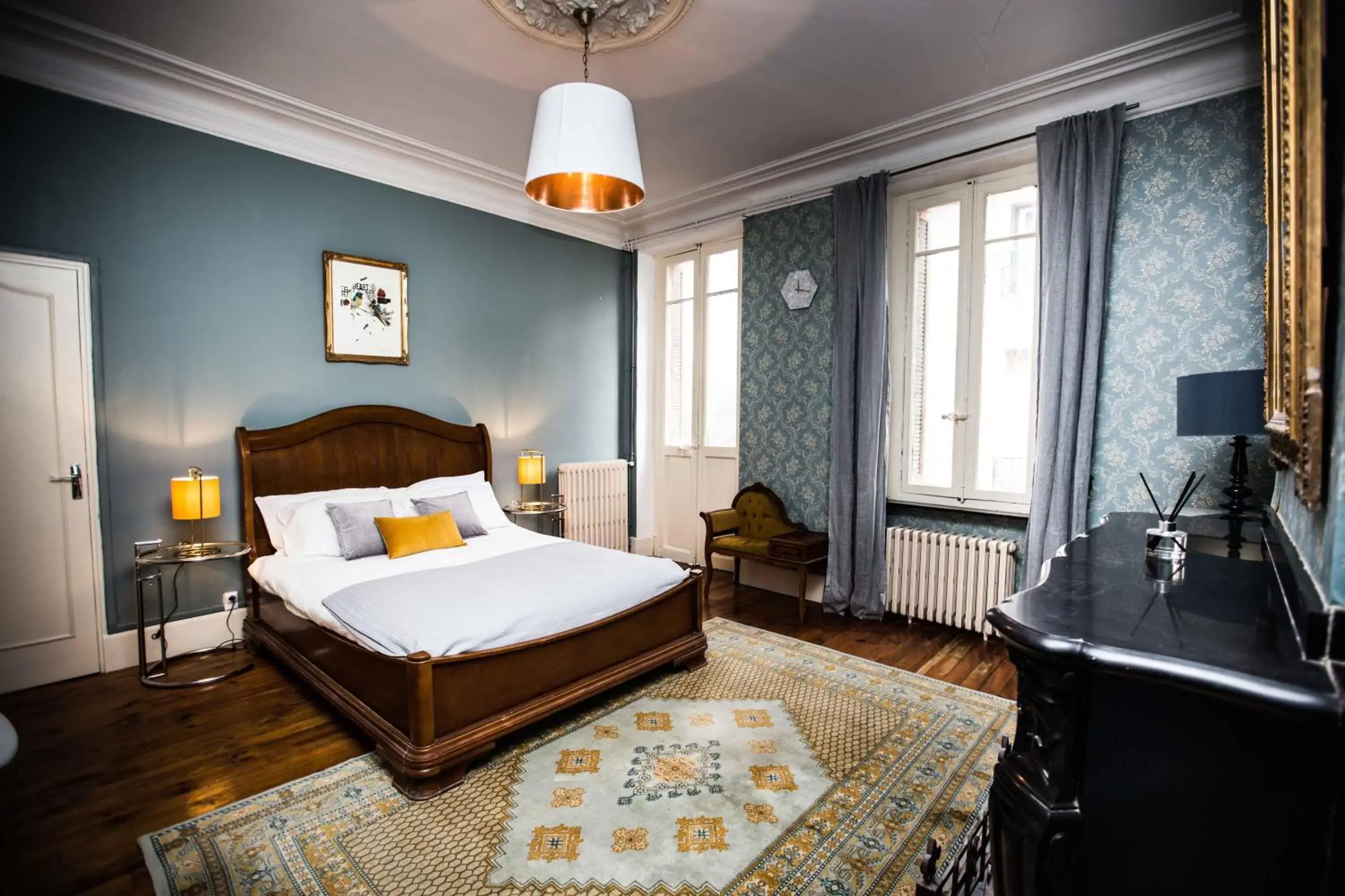 Photo of the whole room, Bed in Carcassonne Townhouse