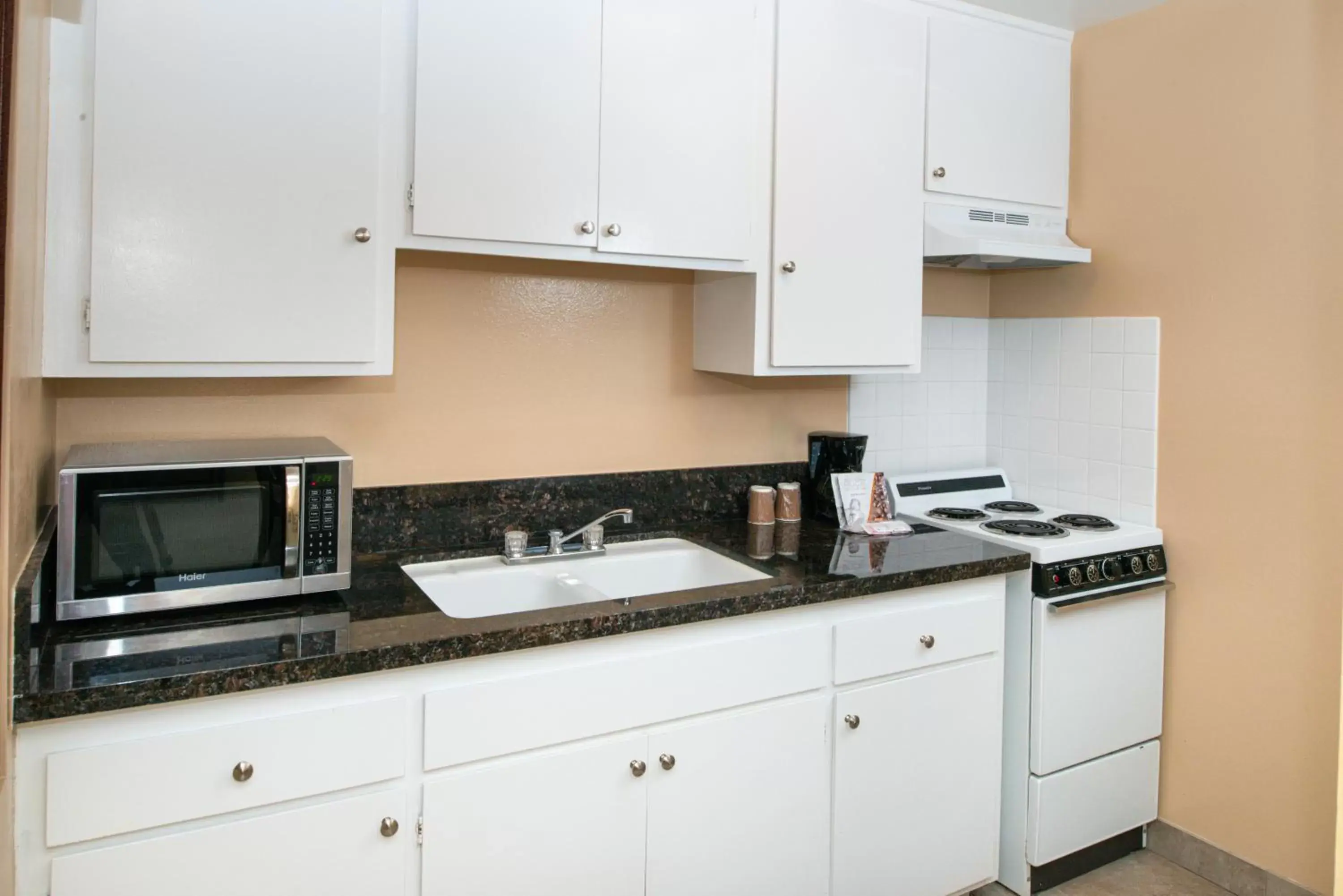 Kitchen/Kitchenette in Dana Point Marina Inn