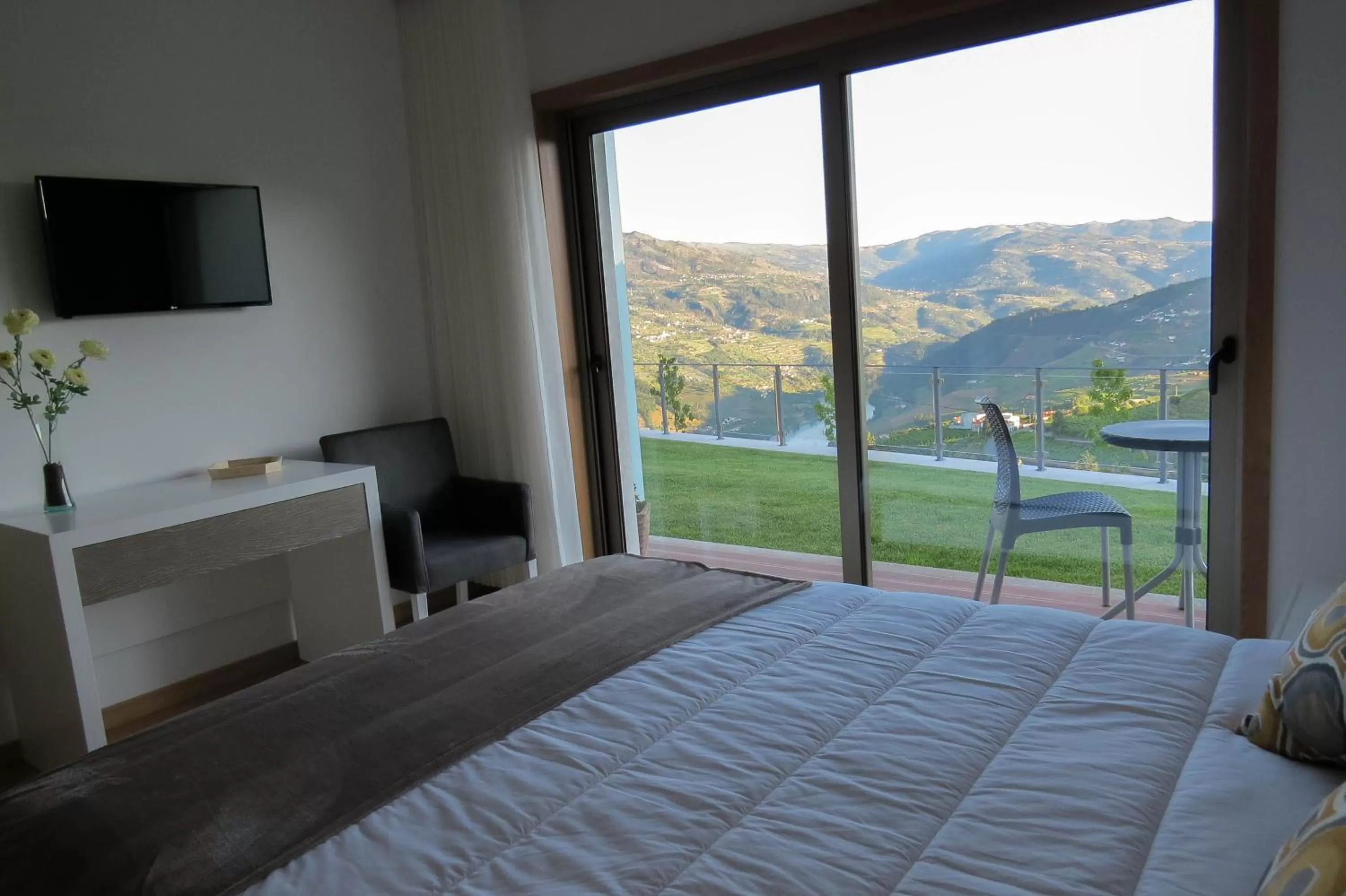 Photo of the whole room, Bed in Casa Miradouro