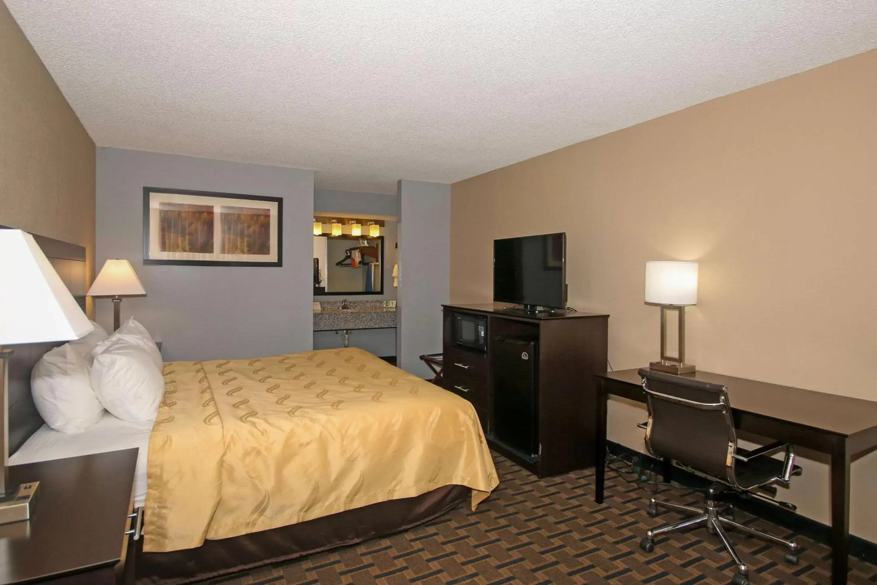 Photo of the whole room, Bed in Quality Inn Clinton - Laurens I-26