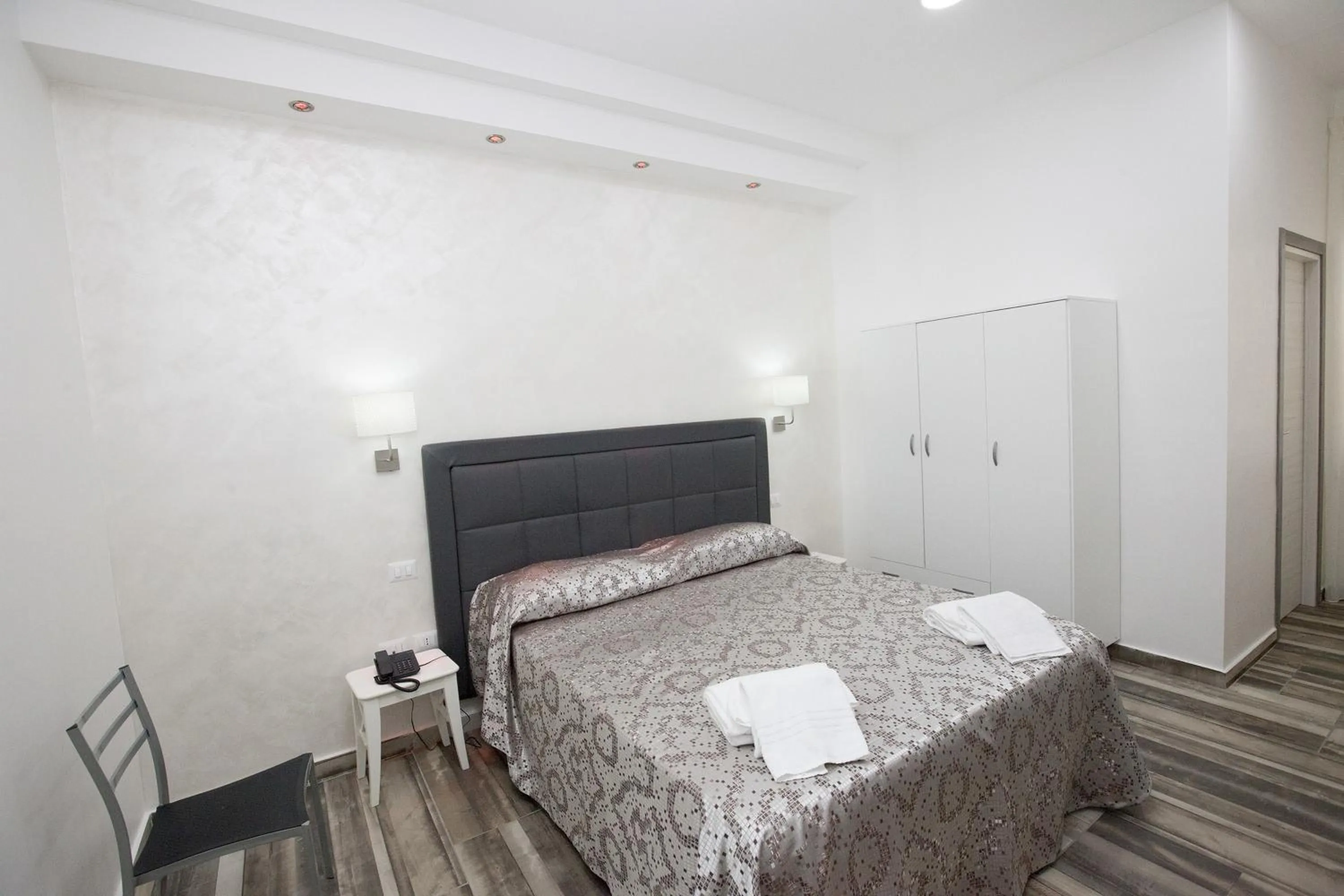 Photo of the whole room, Bed in Napoli Garibaldi Square