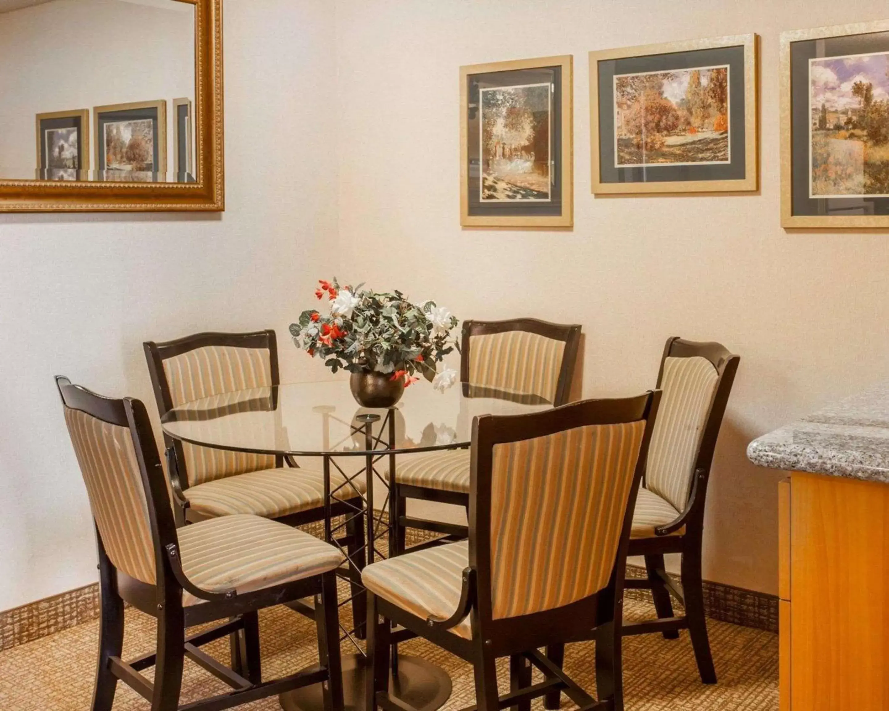 Bedroom, Dining Area in Comfort Inn Kirkland