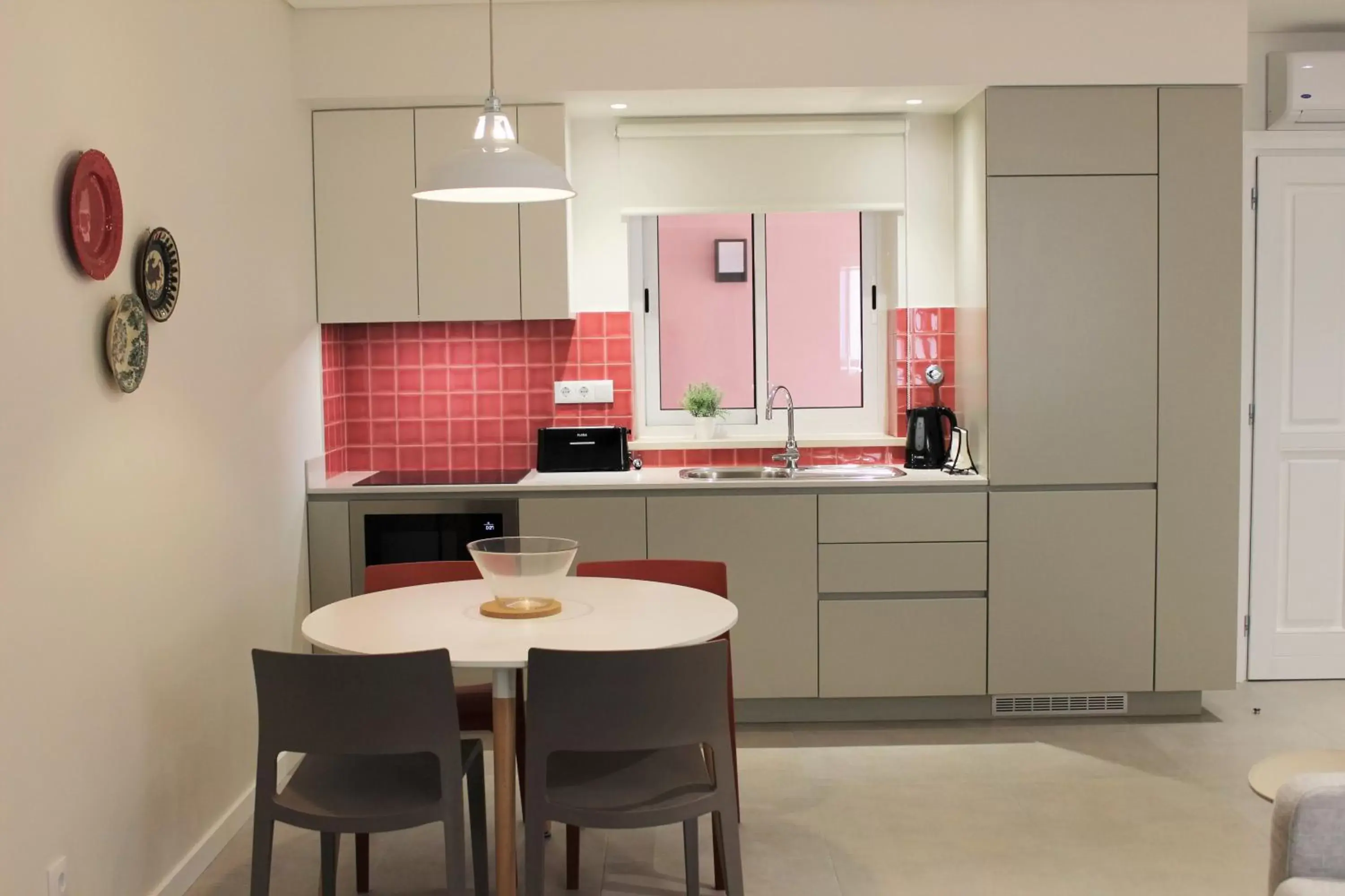 Coffee/tea facilities, Kitchen/Kitchenette in Cardeal Suites & Apartments