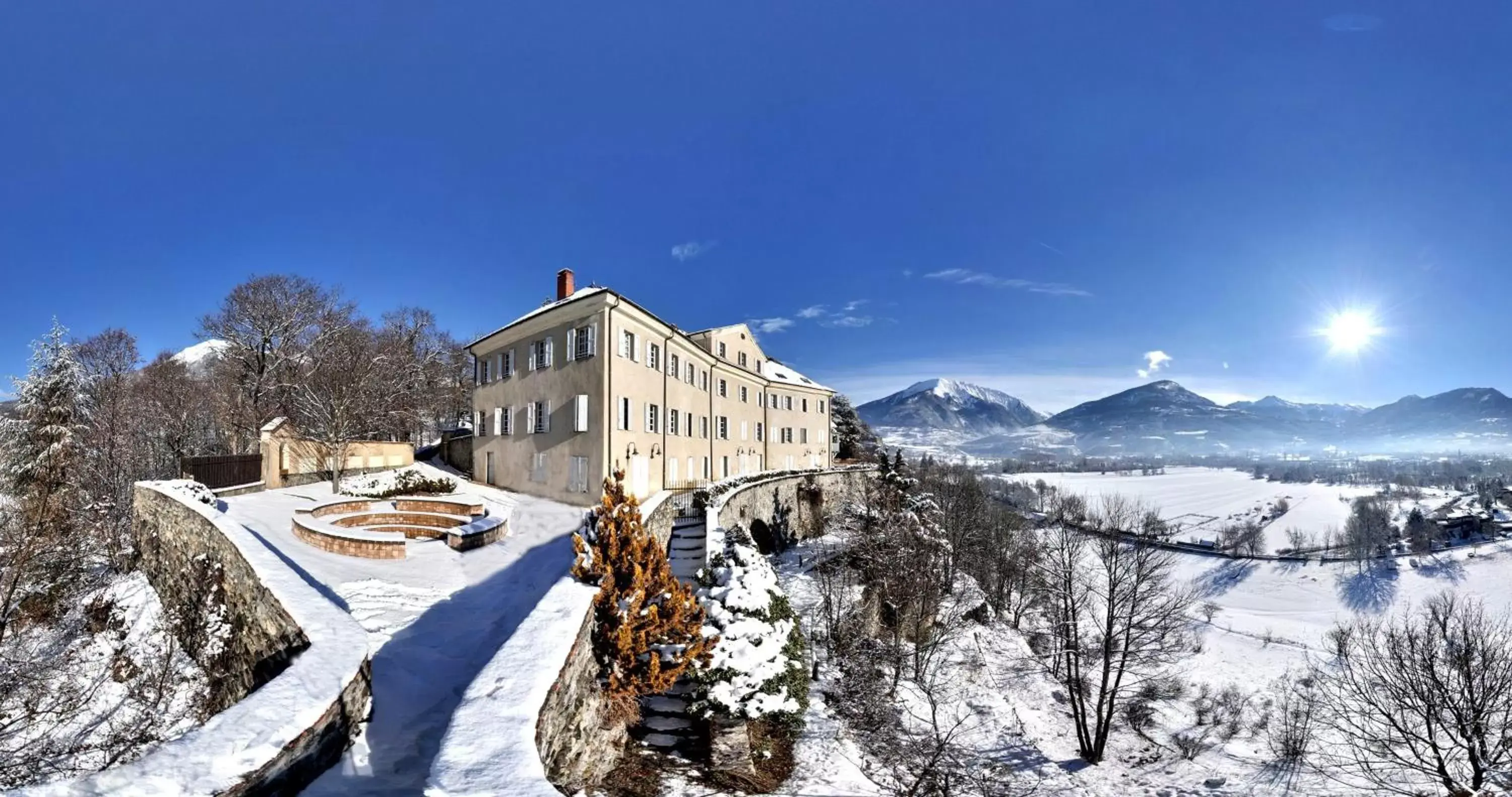 Facade/entrance, Winter in Hotel la Robeyere; BW Signature Collection