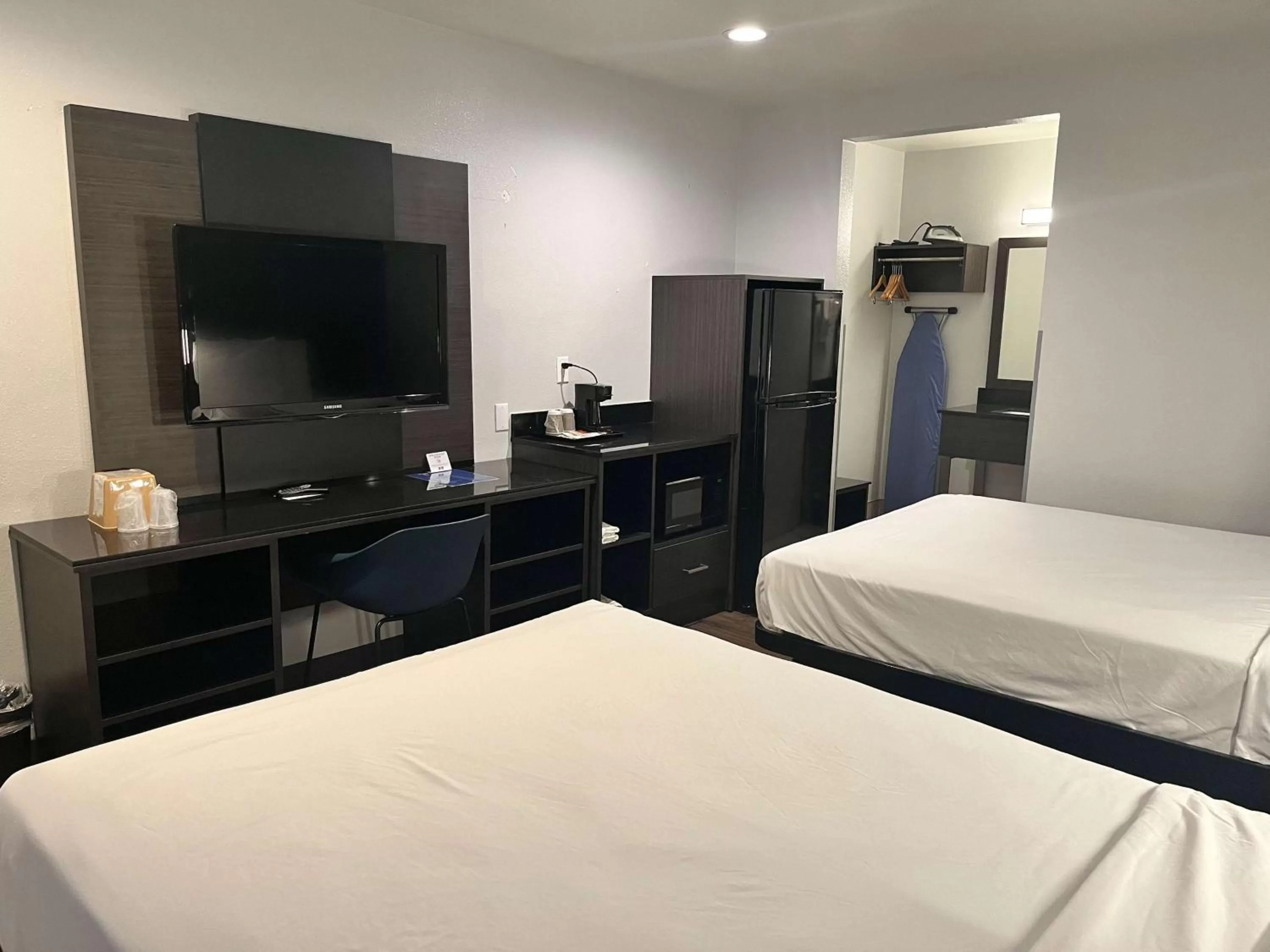 Photo of the whole room, Bed in Studio 6 Suites Escondido CA