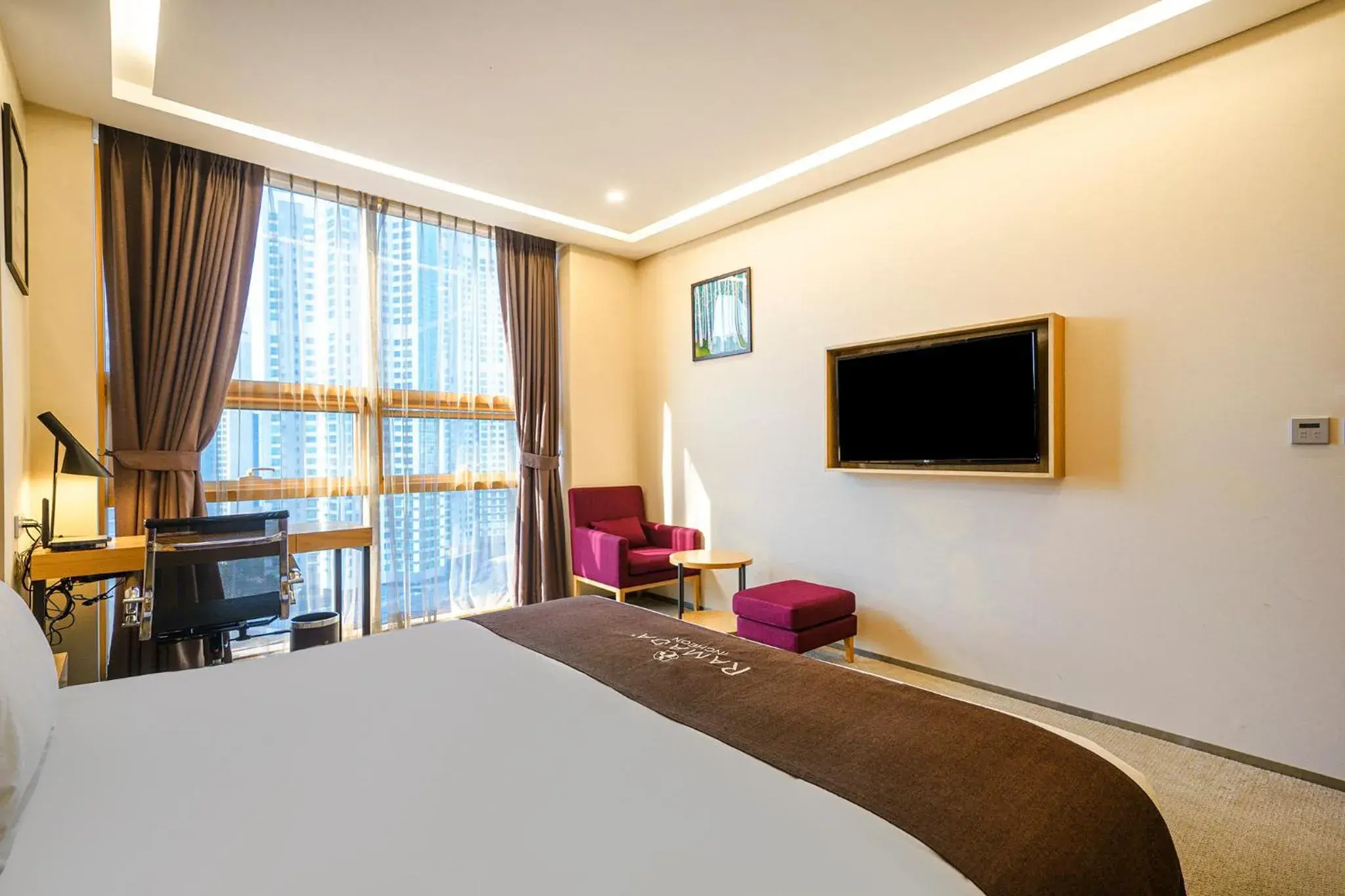 Bedroom, TV/Entertainment Center in Ramada by Wyndham Incheon