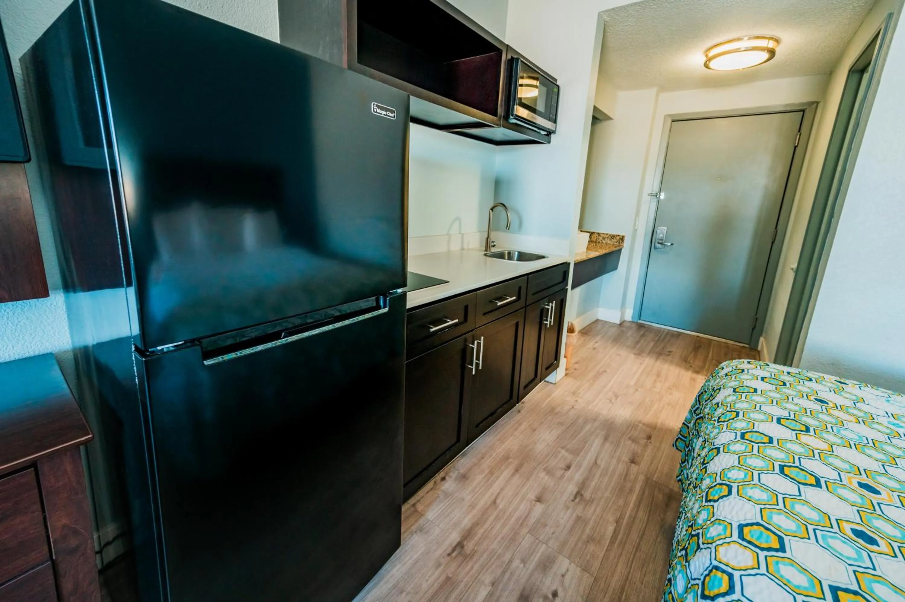 Kitchen or kitchenette in HomeTowne Studios by Red Roof San Antonio - SeaWorld Northwest