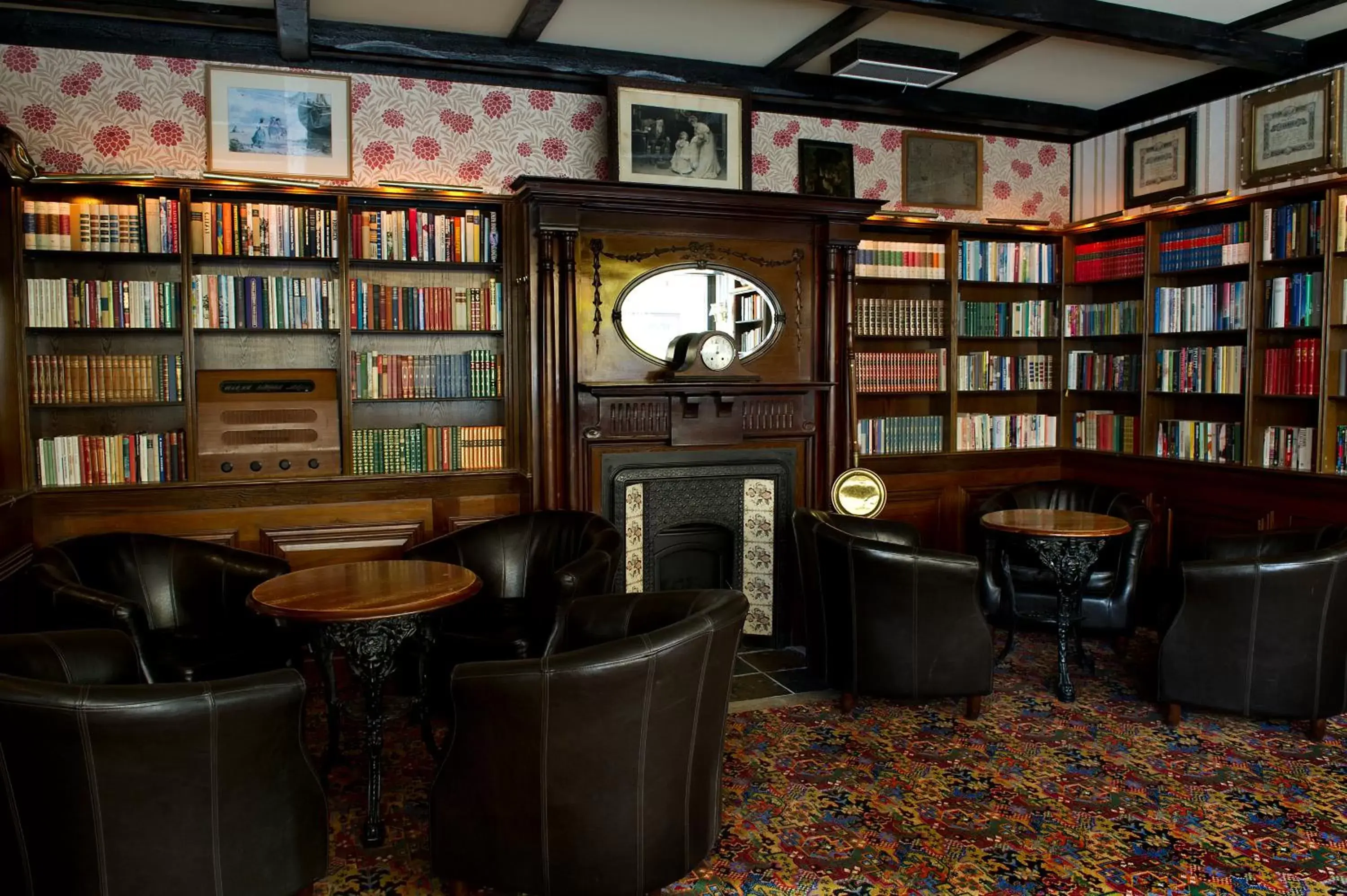 Restaurant/places to eat, Library in Hotel Bishops Arms Köping