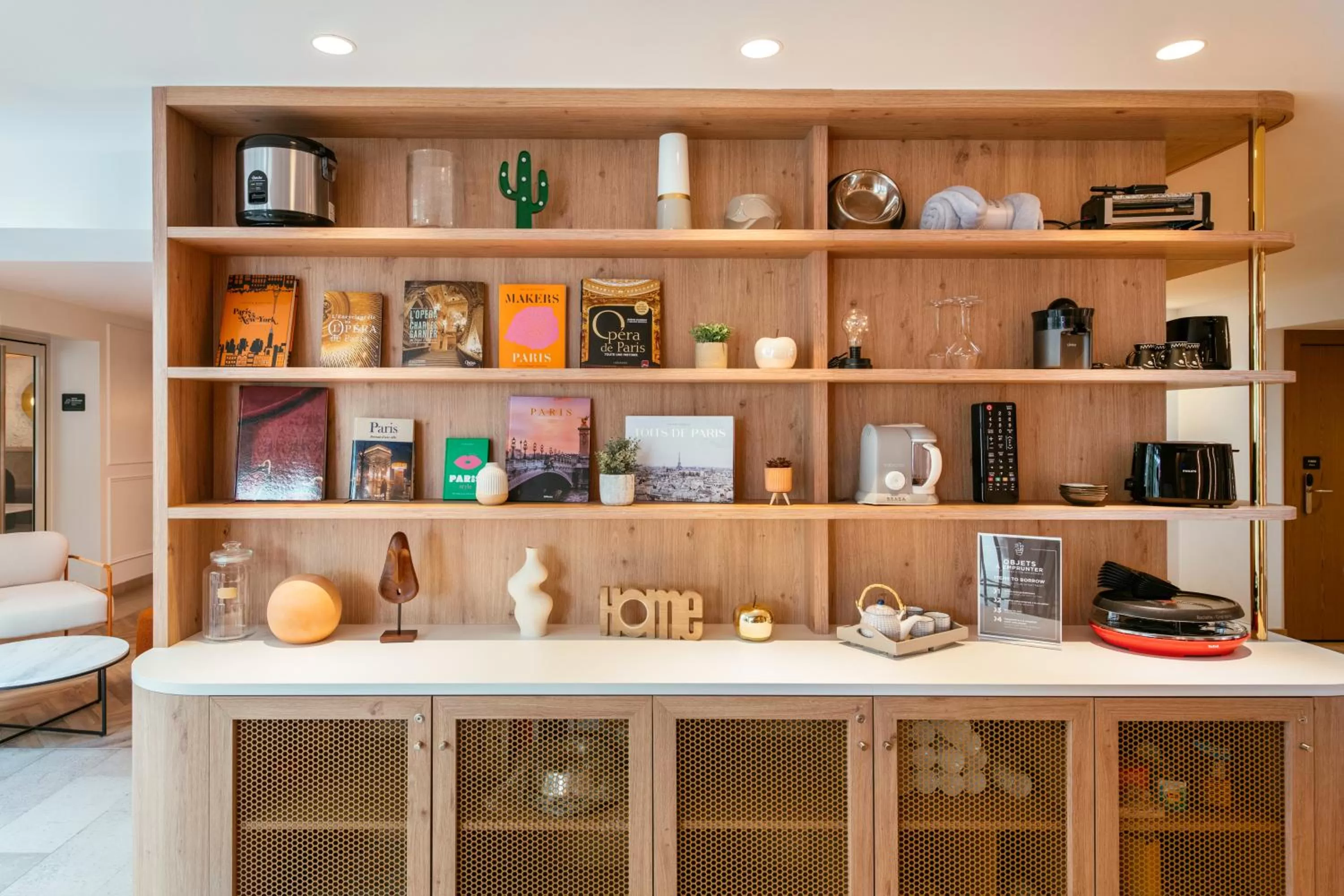 Library in Aparthotel Adagio Paris Opéra