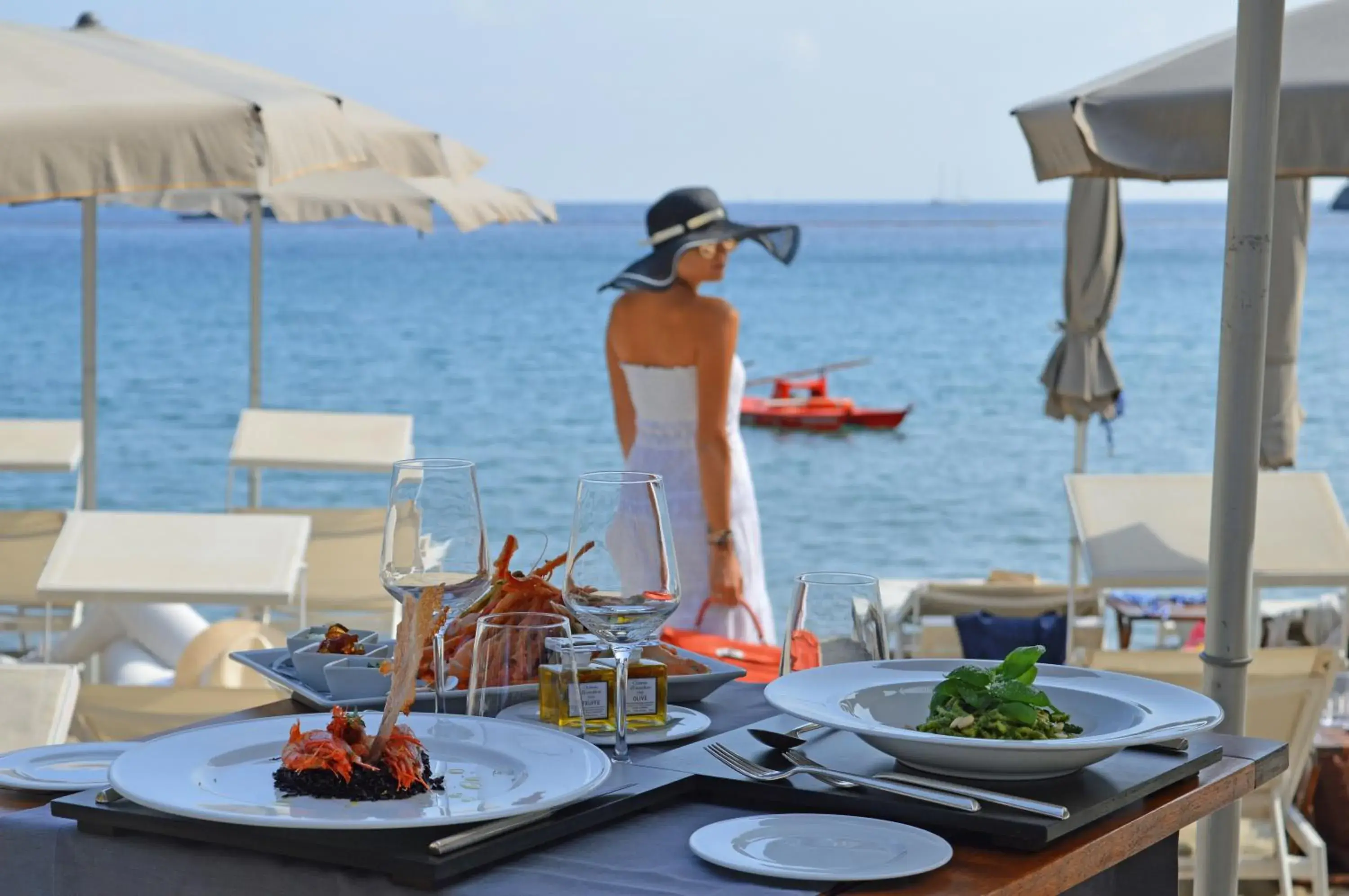 Restaurant/places to eat in Eight Hotel Paraggi