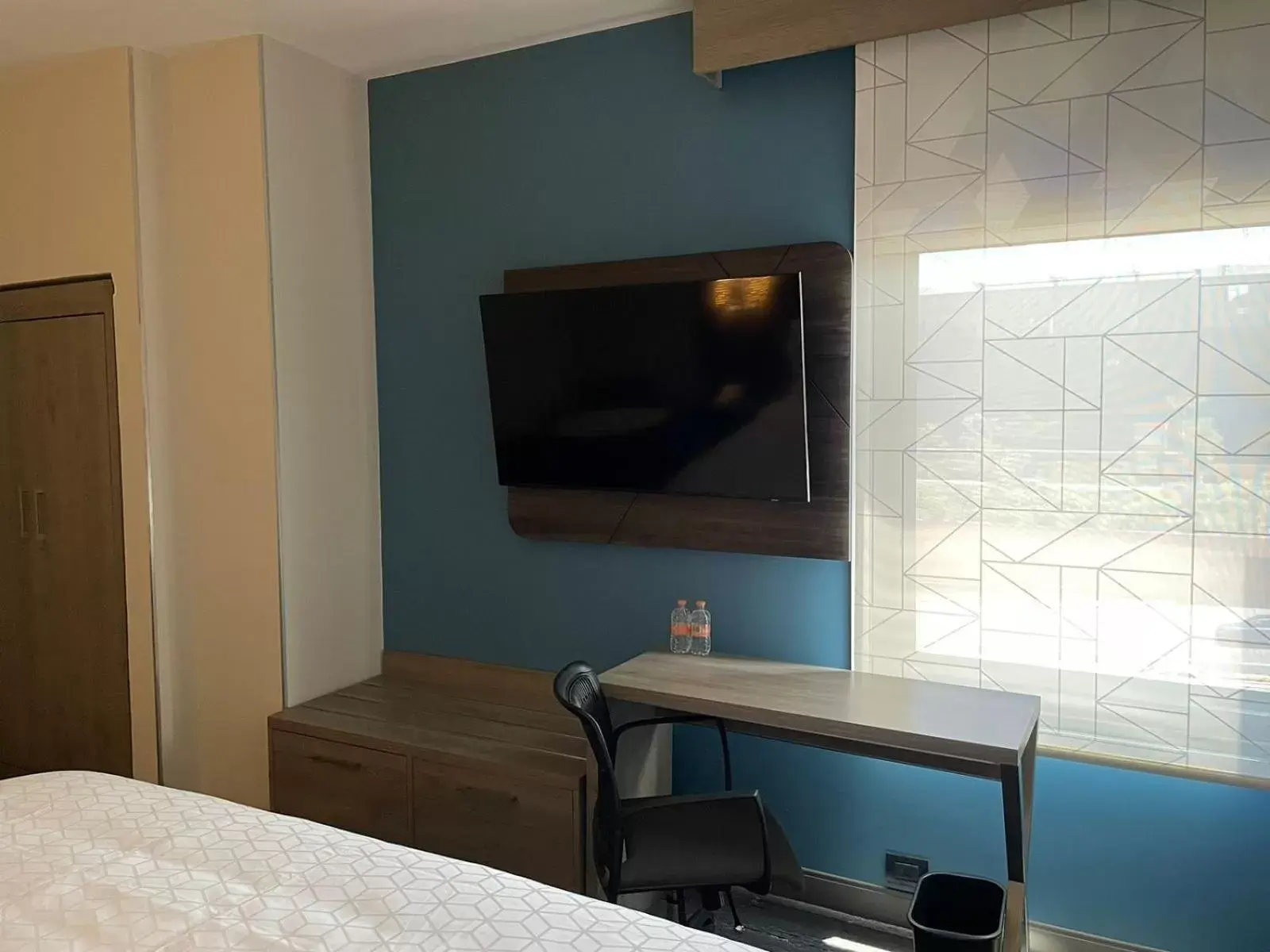 Bedroom, TV/Entertainment Center in Holiday Inn Express Mexico City Satelite, an IHG Hotel