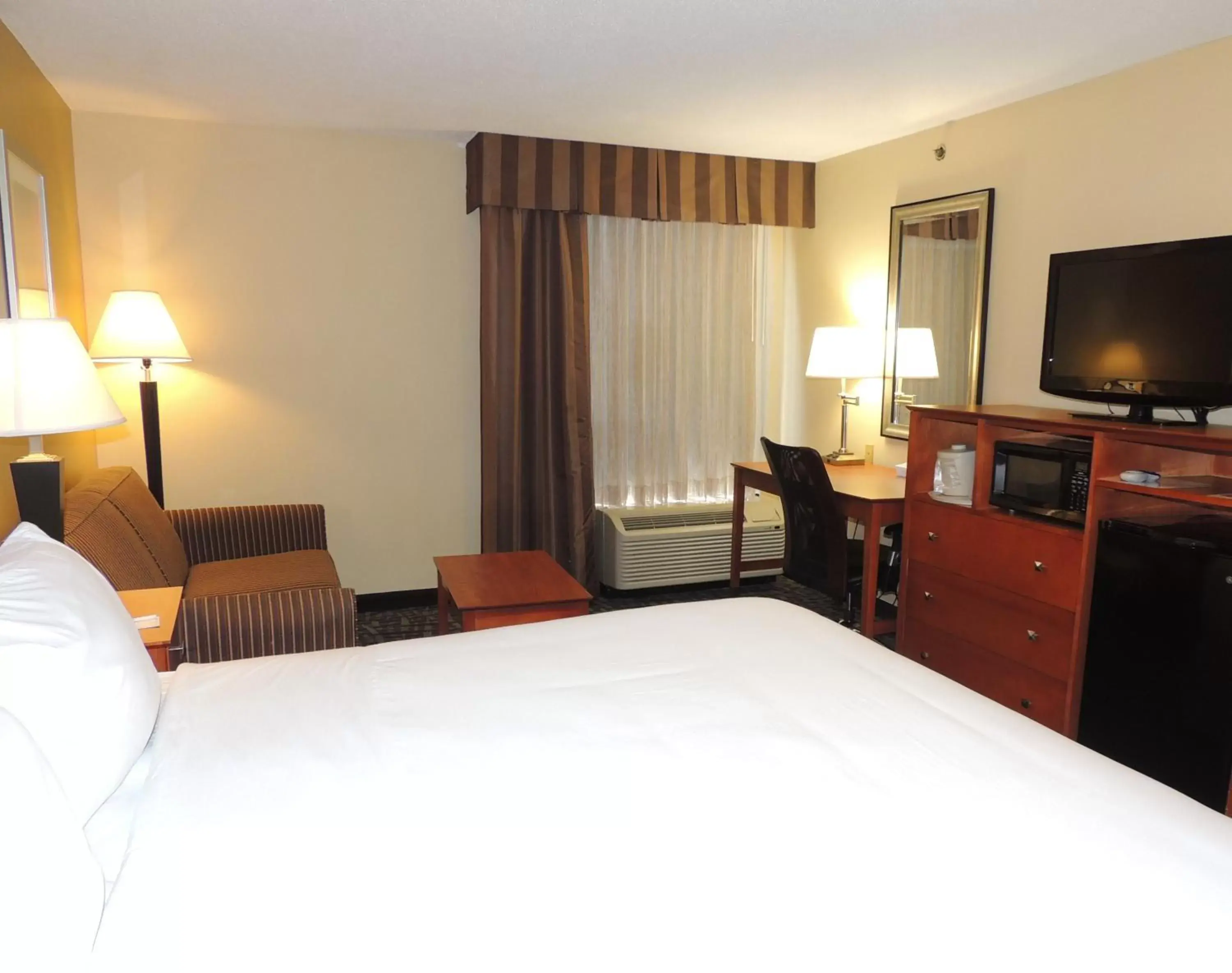 Photo of the whole room, Bed in Holiday Inn Express Trussville, an IHG Hotel