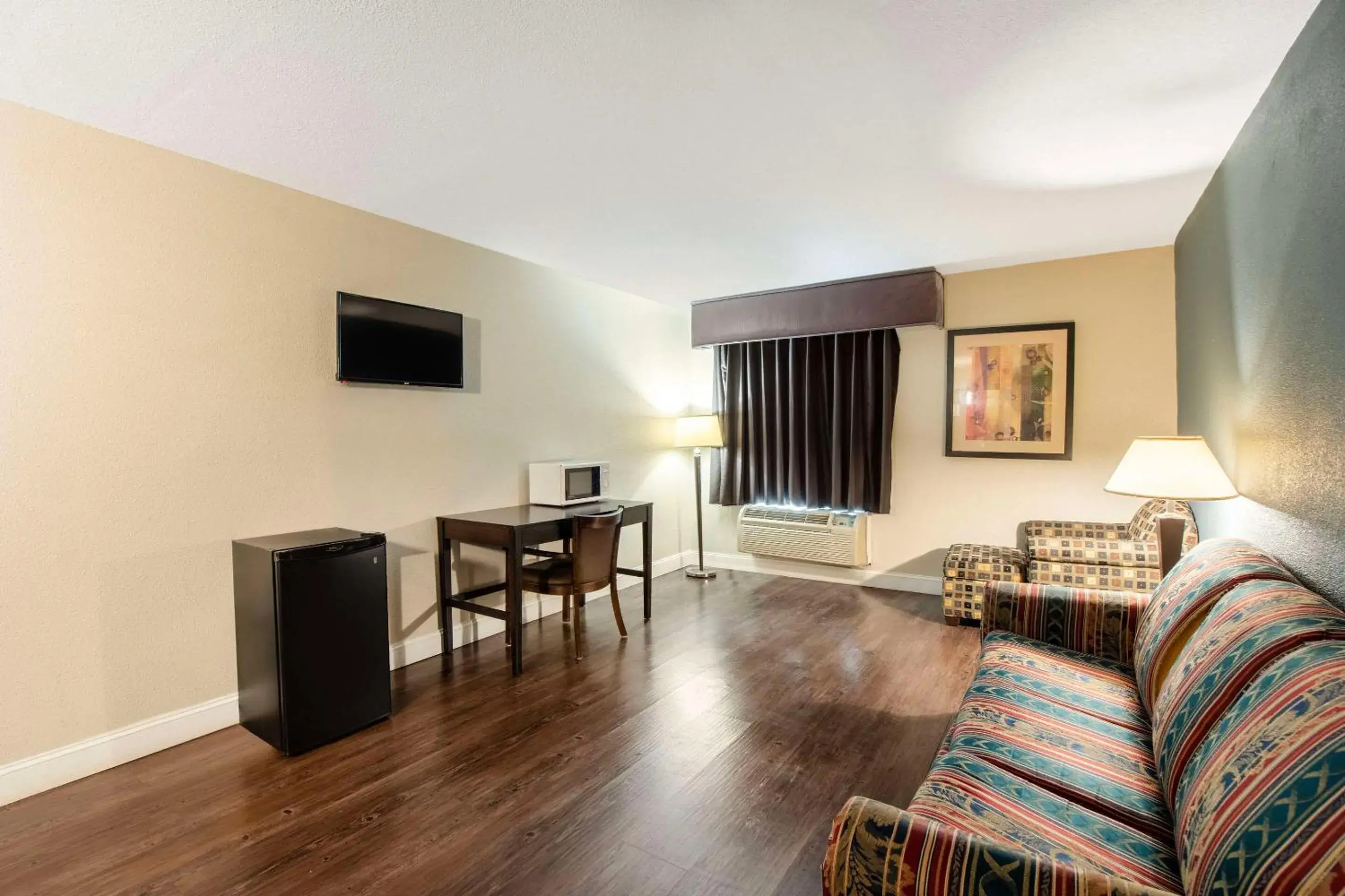 Bedroom, Seating Area in Rodeway Inn