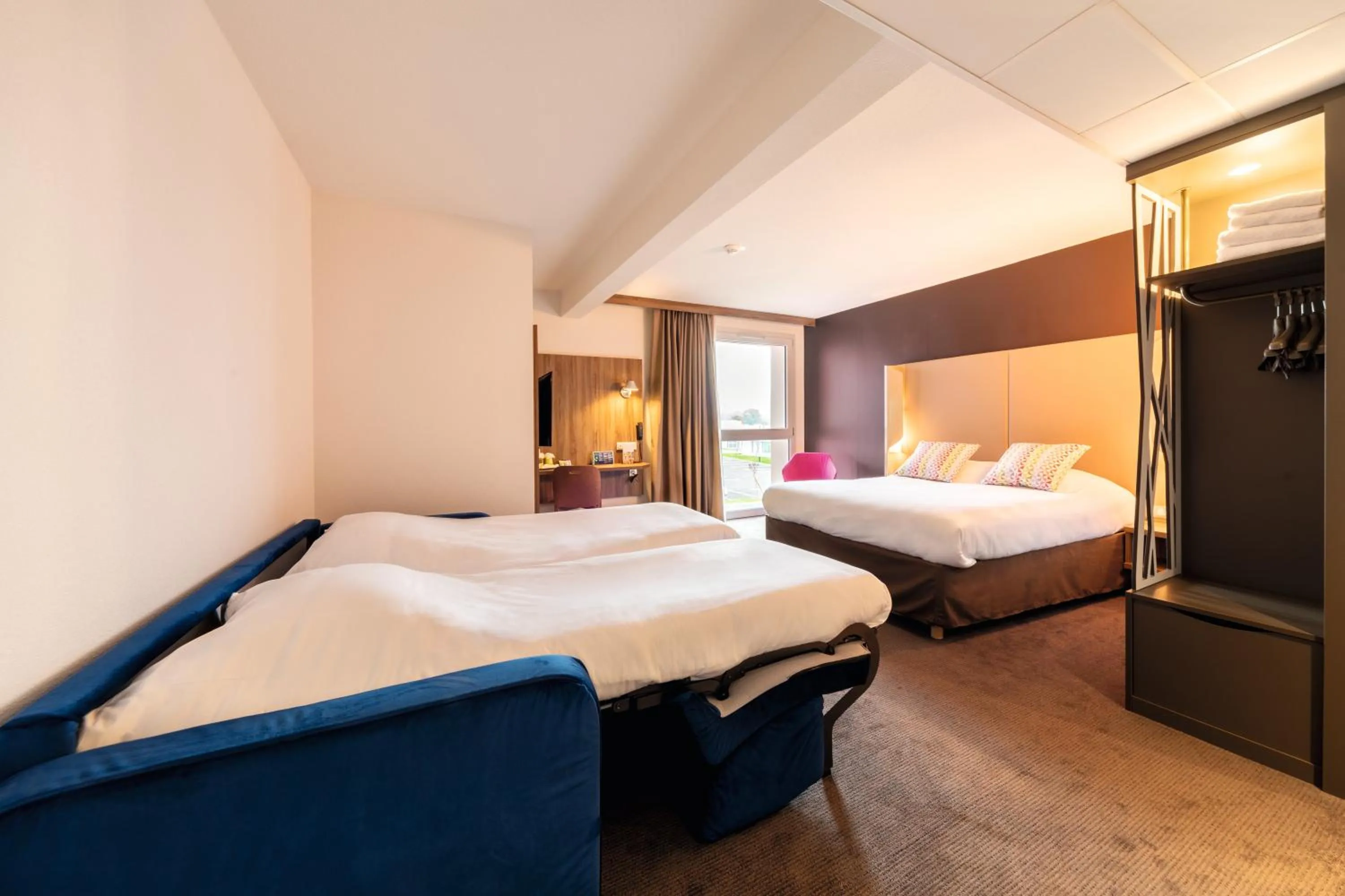 Bedroom, Bed in Campanile Annemasse Est Findrol CHAL